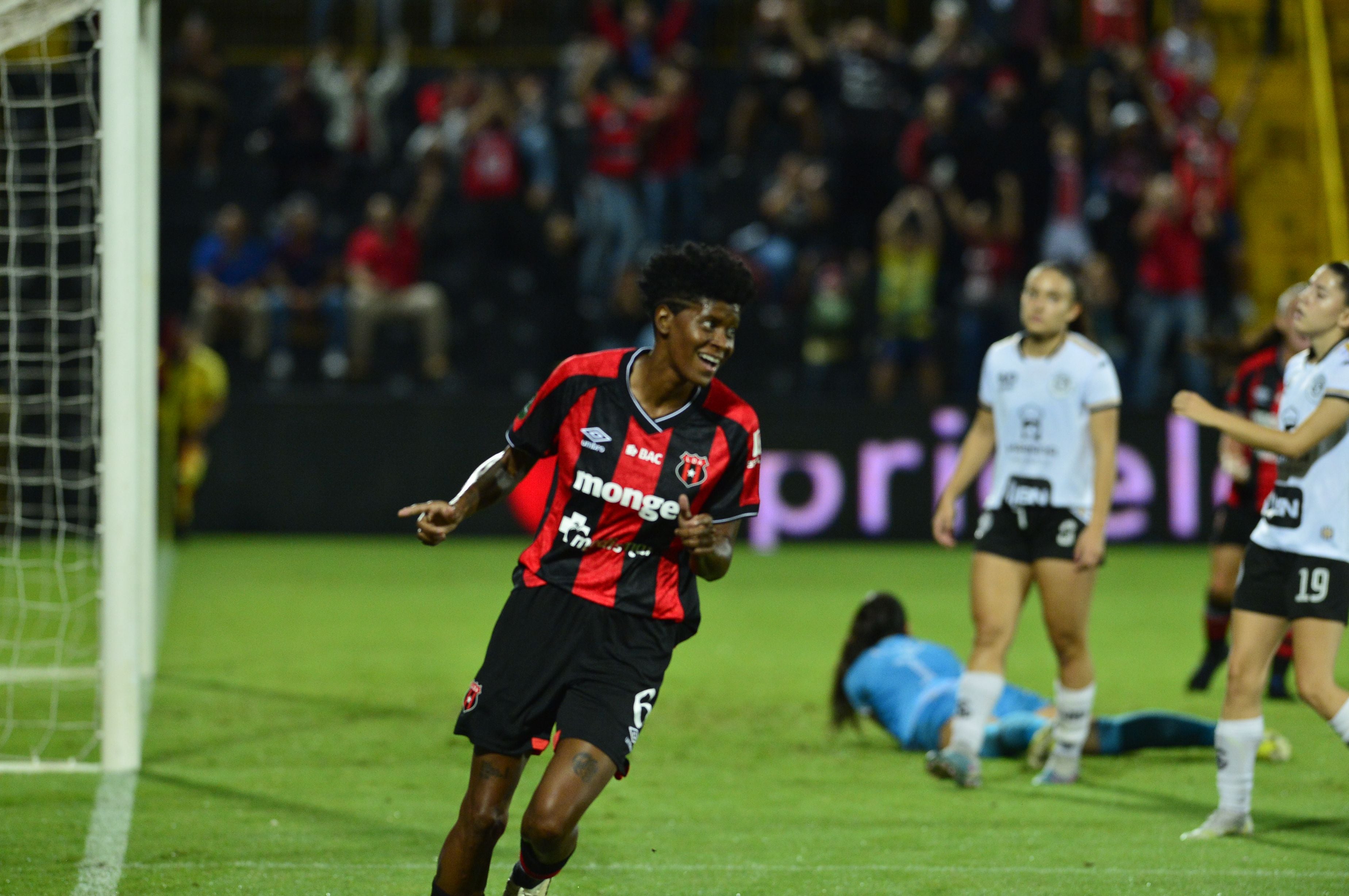 Natalia Mills marcó el primer gol de la noche en el Estadio Alejandro Morera Soto, donde Liga Deportiva Alajuelense sentenció su heptacampeonato en el fútbol femenino.