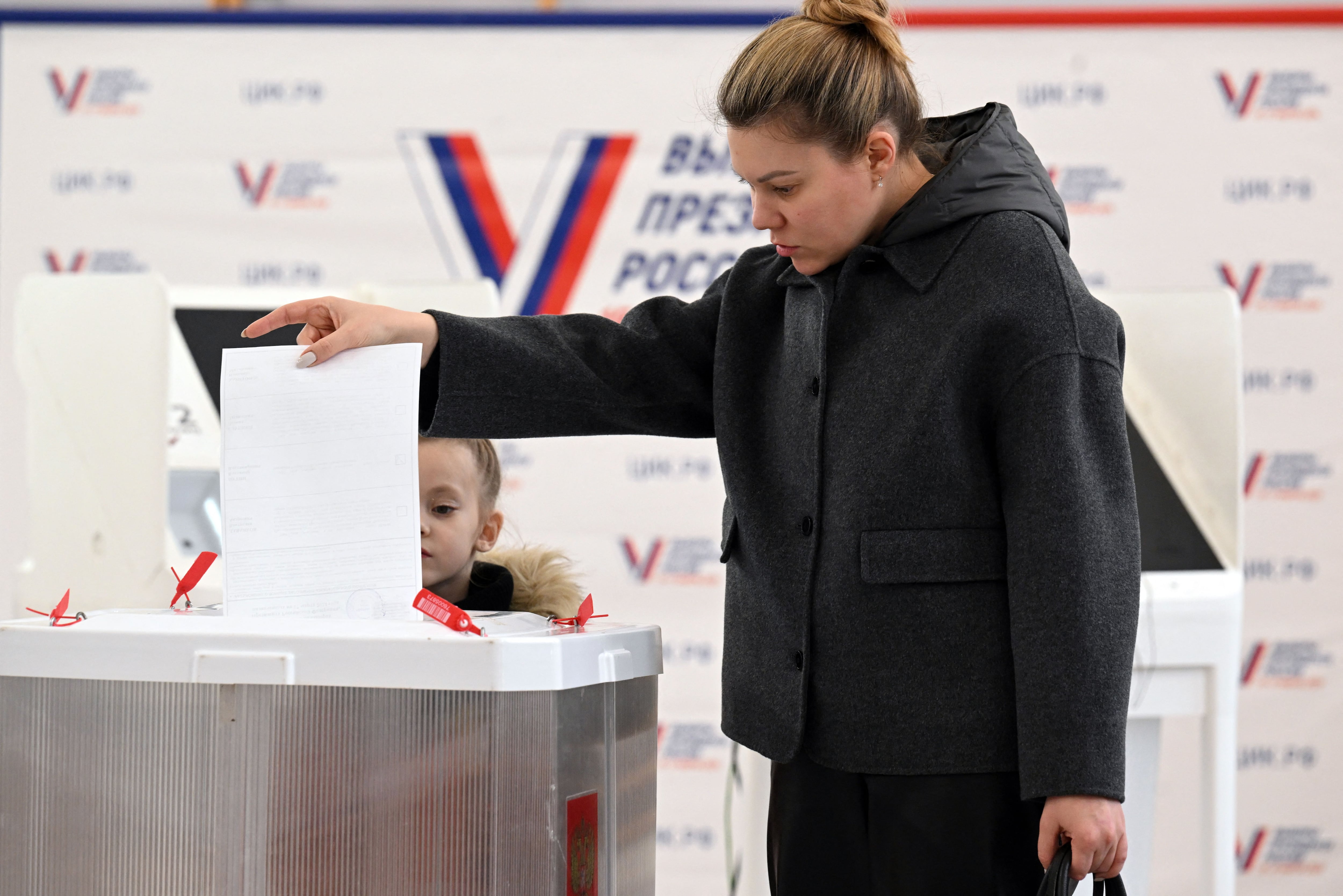 Una mujer vota en las elecciones presidenciales de Rusia.