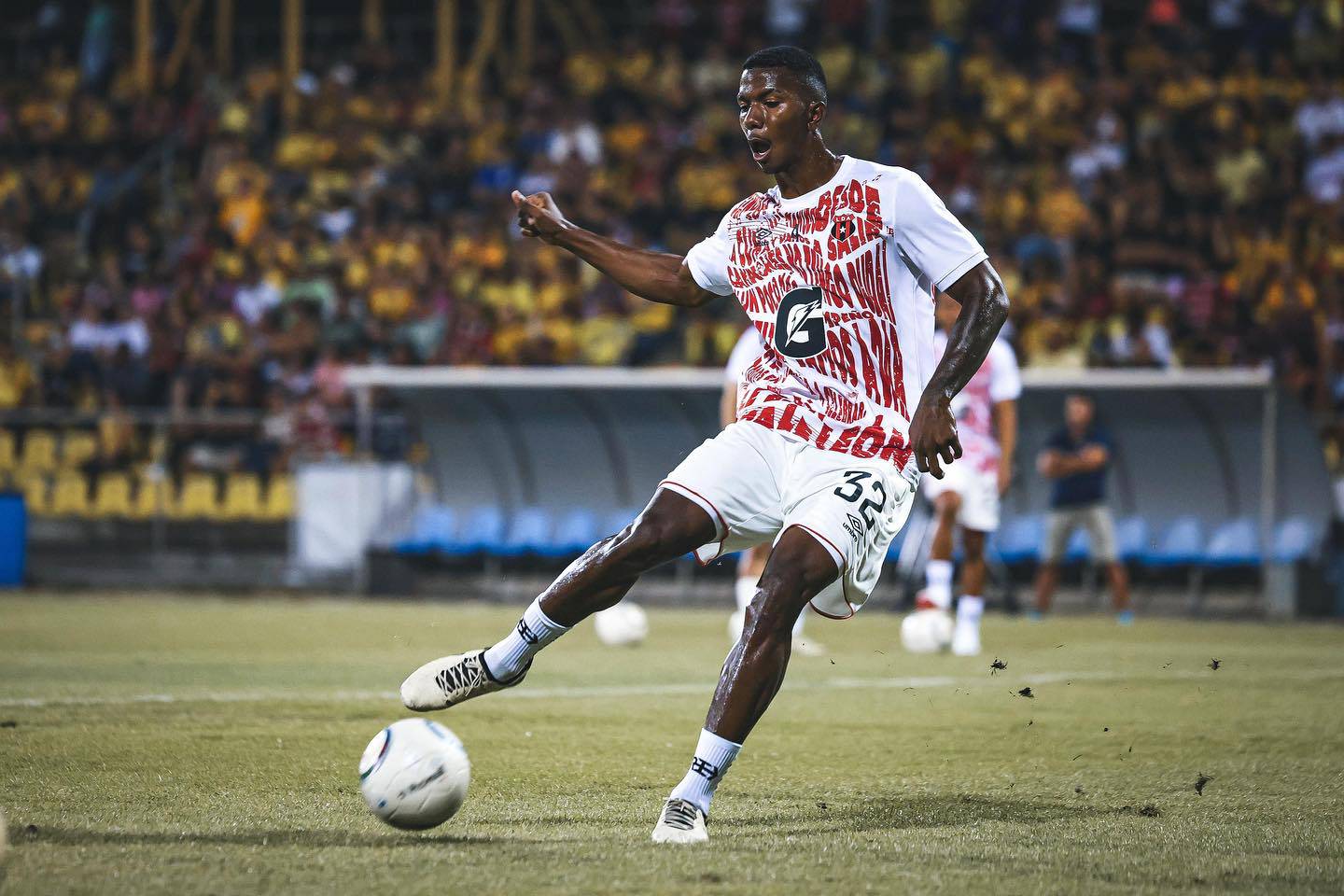 Jeyland Mitchell entró en convocatoria por primera vez con el primer equipo de Liga Deportiva Alajuelense el 26 de marzo. Ese día jugó contra Liberia y a partir de ahí se volvió inamovible con Alexandre Guimaraes.