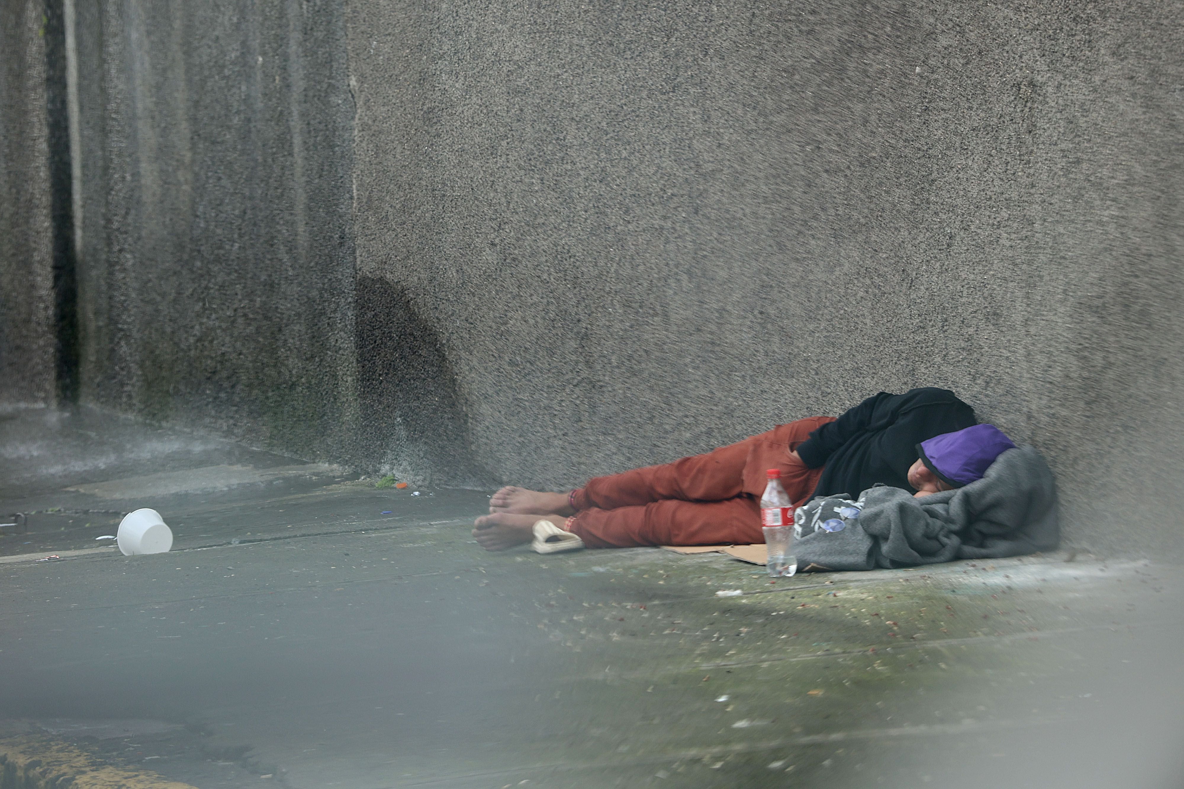 San José, calle 12. En una mañana fría, un habitante de la calle duerme en una acera.  