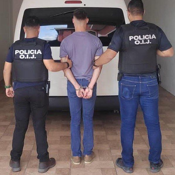 Un juez penal de Limón, de 32 años, fue detenido este jueves como sospechoso de almacenar estupefacientes en su casa. Foto: OIJ
