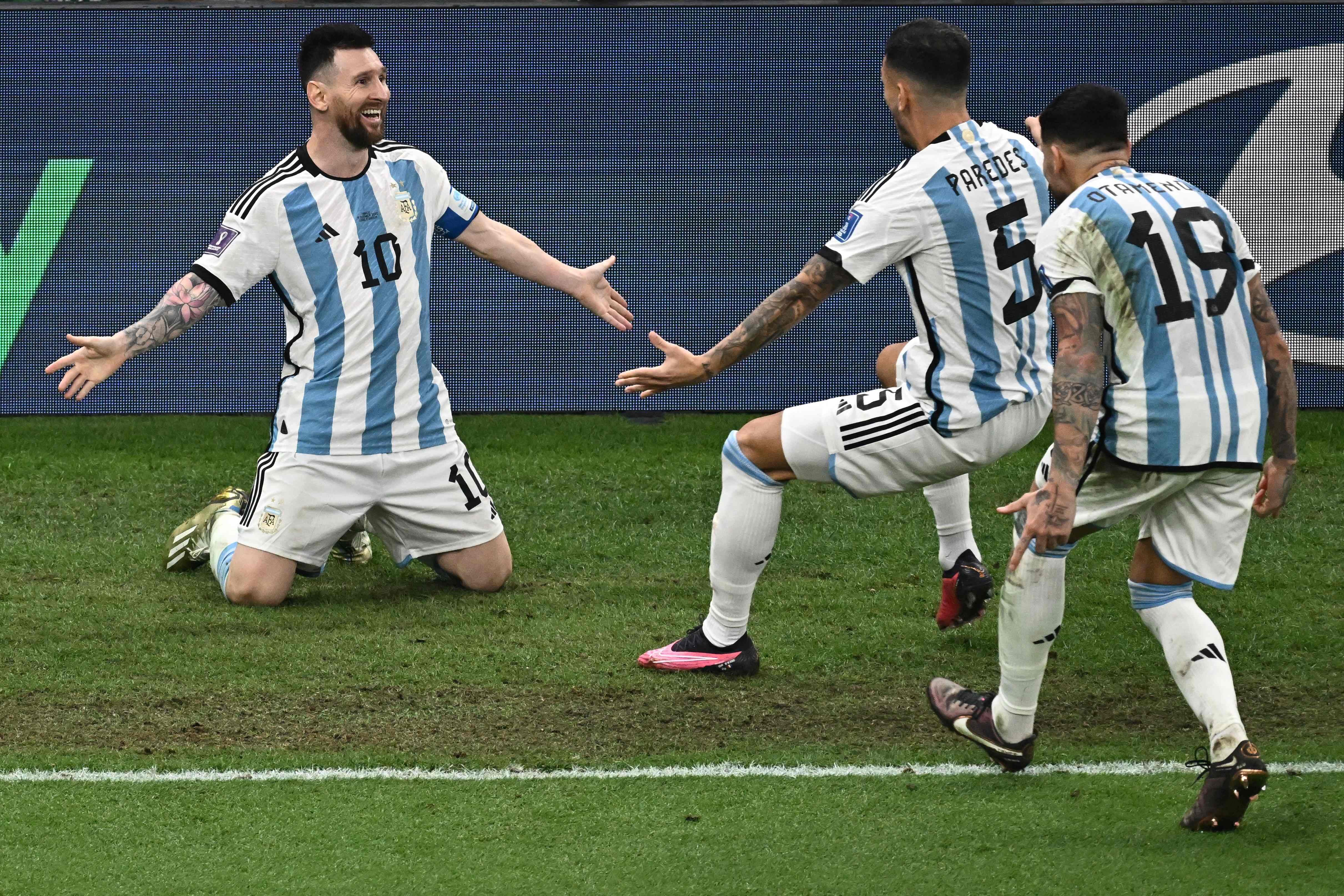 El delantero número 10 de Argentina, Lionel Messi, celebra con sus compañeros después de marcar el tercer gol de su equipo durante el partido de fútbol de la final de la Copa Mundial de Qatar 2022 entre Argentina y Francia en el Estadio Lusail en Lusail, al norte de Doha, el 18 de diciembre de 2022.