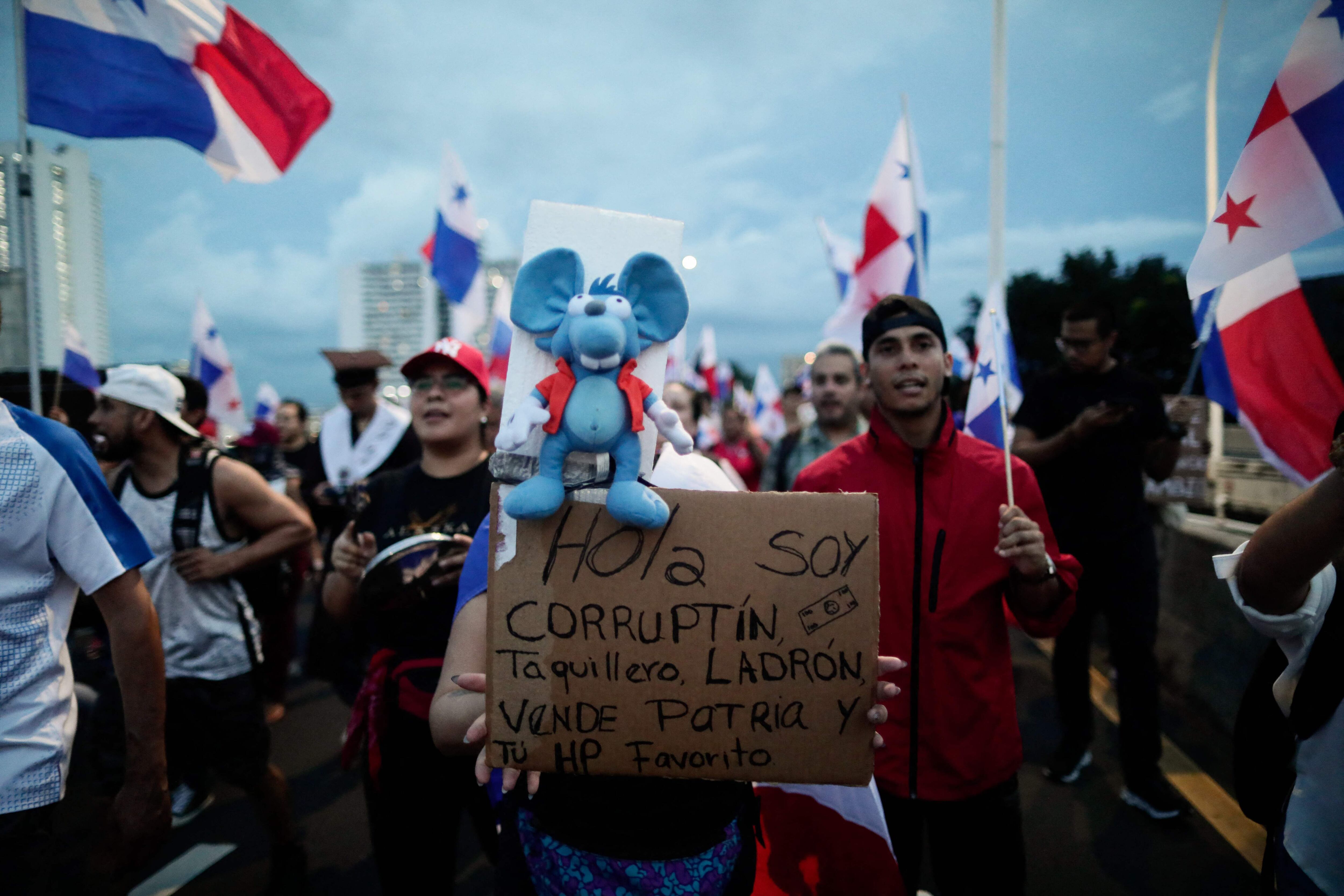 Los manifestantes participaron en una protesta contra el contrato gubernamental con la empresa minera canadiense First Quantum -y su filial Minera Panamá- en la Ciudad de Panamá, Panamá.