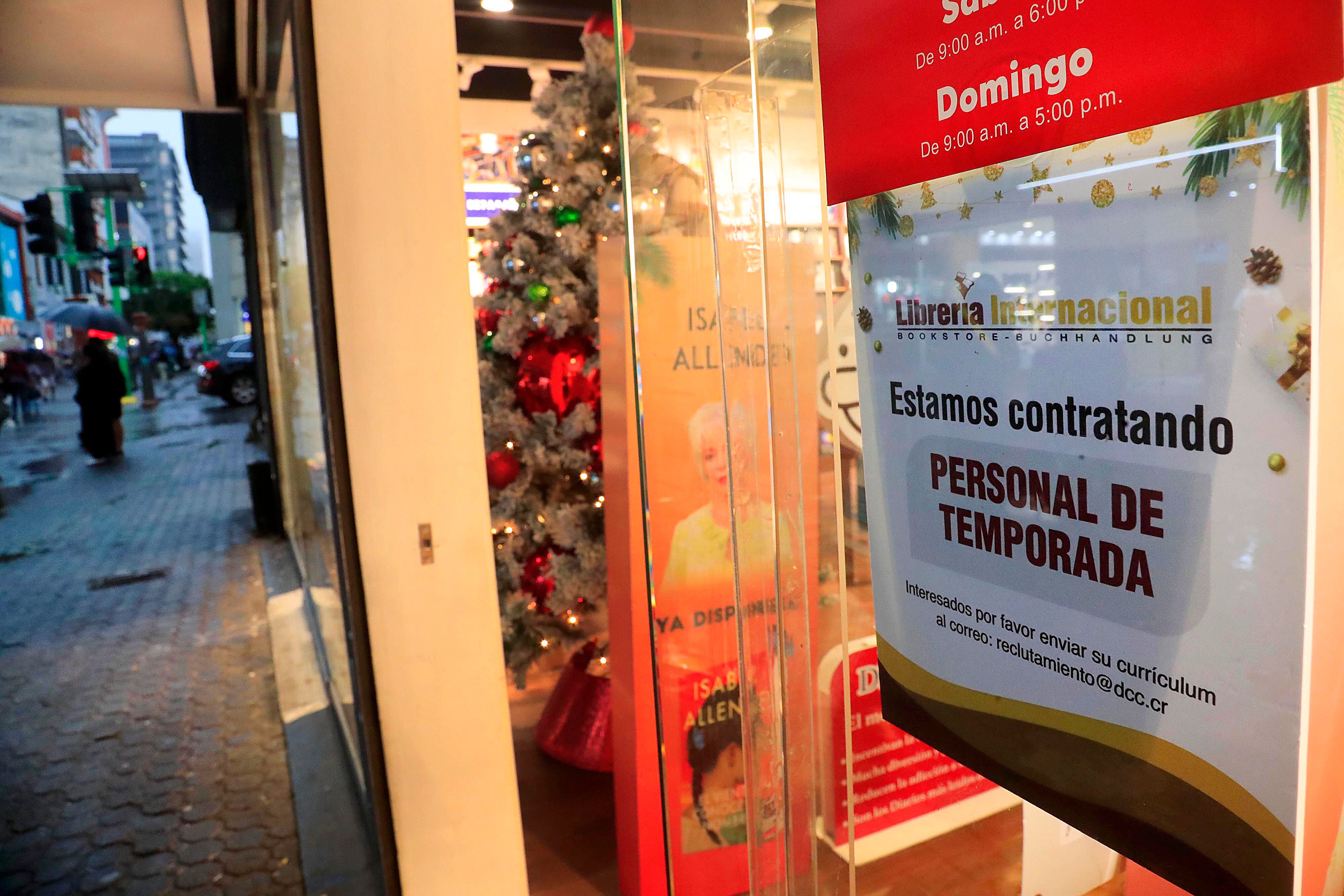 En San José, el ambiente de temporada navideña ya se instaló en los establecimientos comerciales y con ello el aumento de consumidores y visitantes. Varios locales tienen anuncios requiriendo personal  para laborar en la temporada. Foto Rafael Pacheco