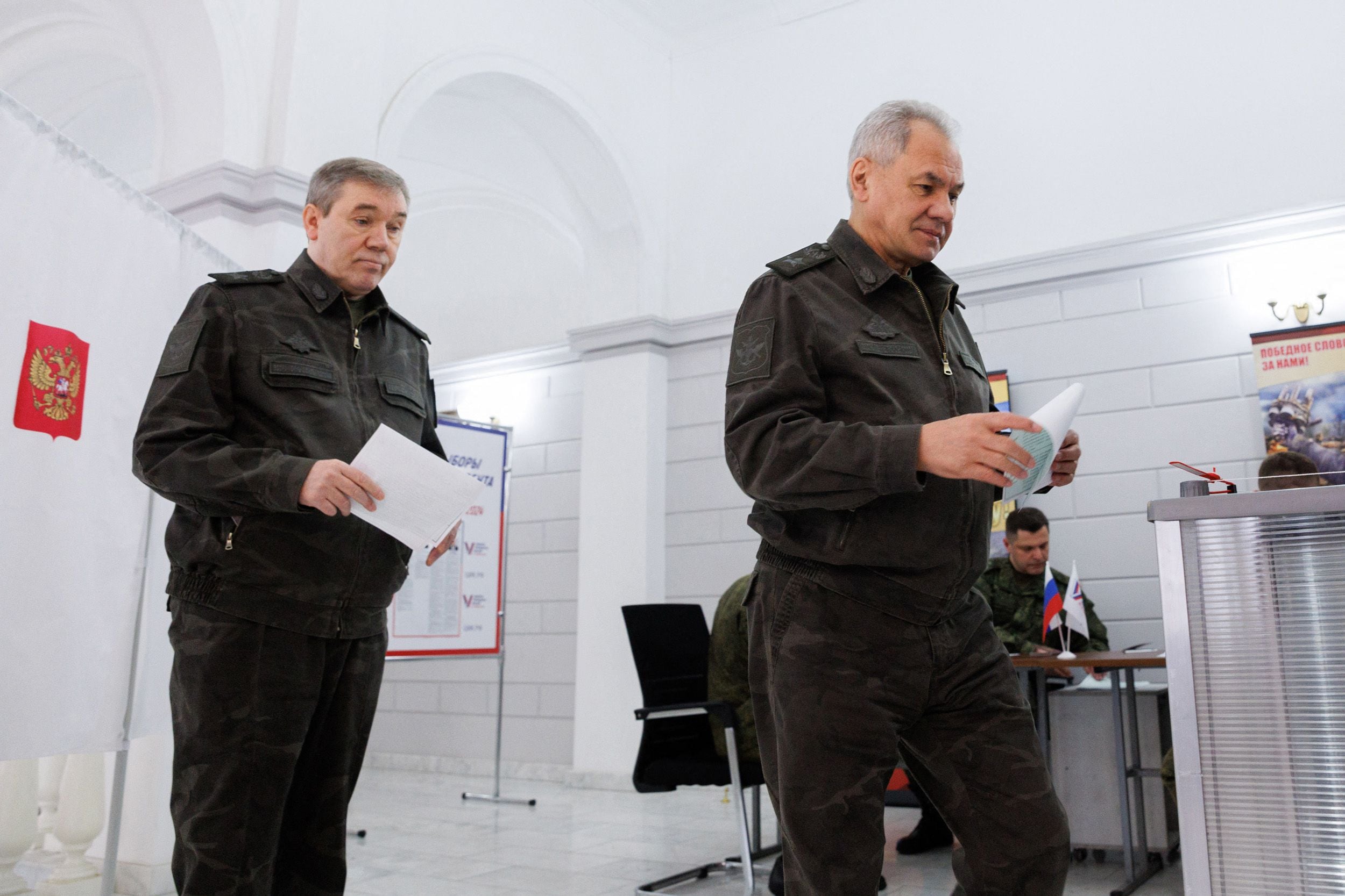 En esta fotografía publicada por el Ministerio de Defensa ruso el 15 de marzo de 2024, el Ministro de Defensa de Rusia, Sergei Shoigu (der), y el Jefe de Estado Mayor del Ejército, Valeri Gerasimov, votan en las elecciones presidenciales de Rusia.