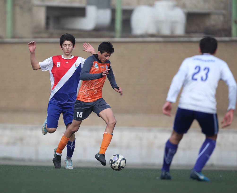 Entre 2015 y 2020, Farbod Samadian (14) estuvo en el equipo Saipa FC Youth en Irán.