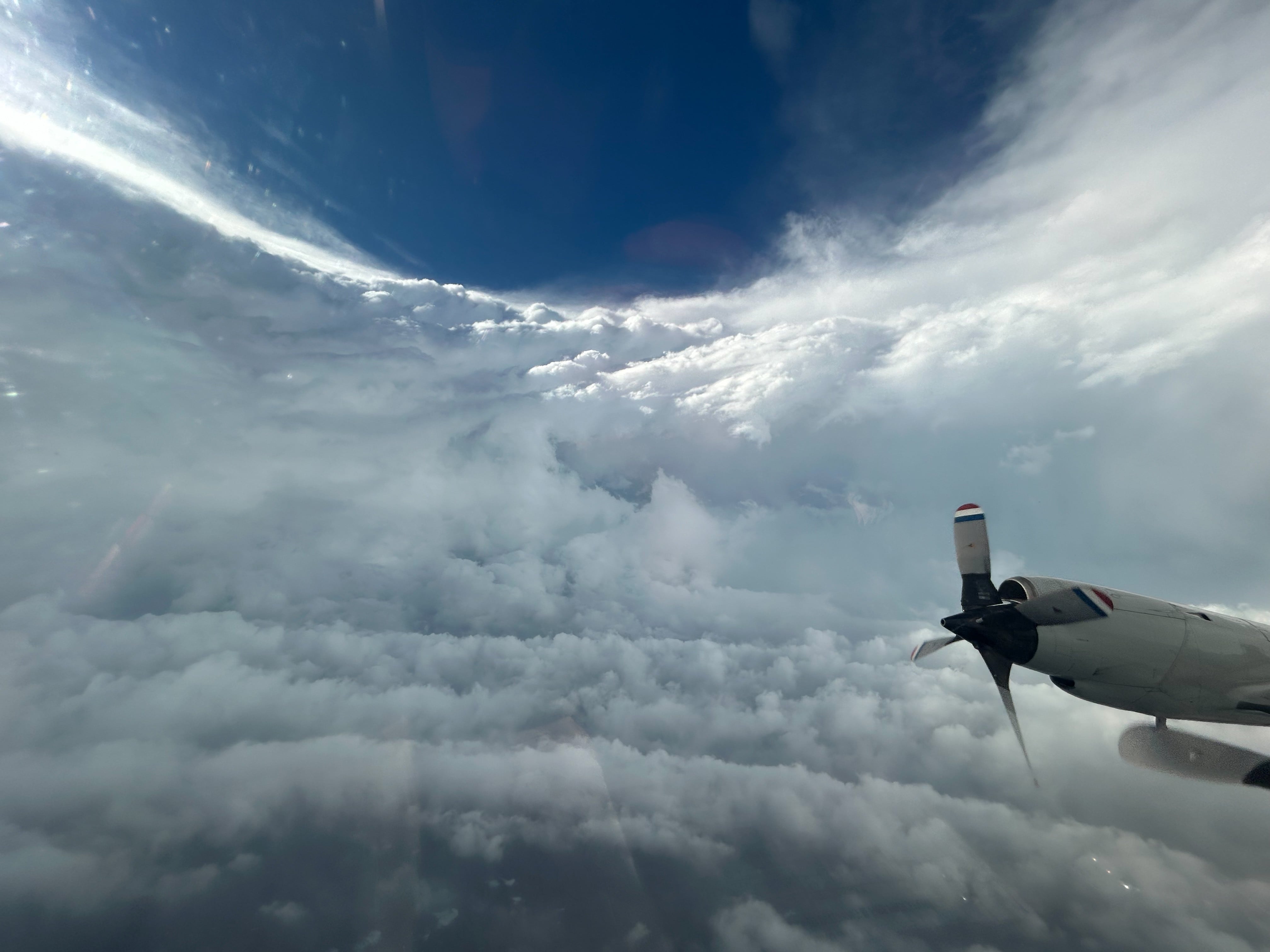 Aviones caza huracanes de la NOAA registraron la calma inquietante en el centro del huracán Beryl.
