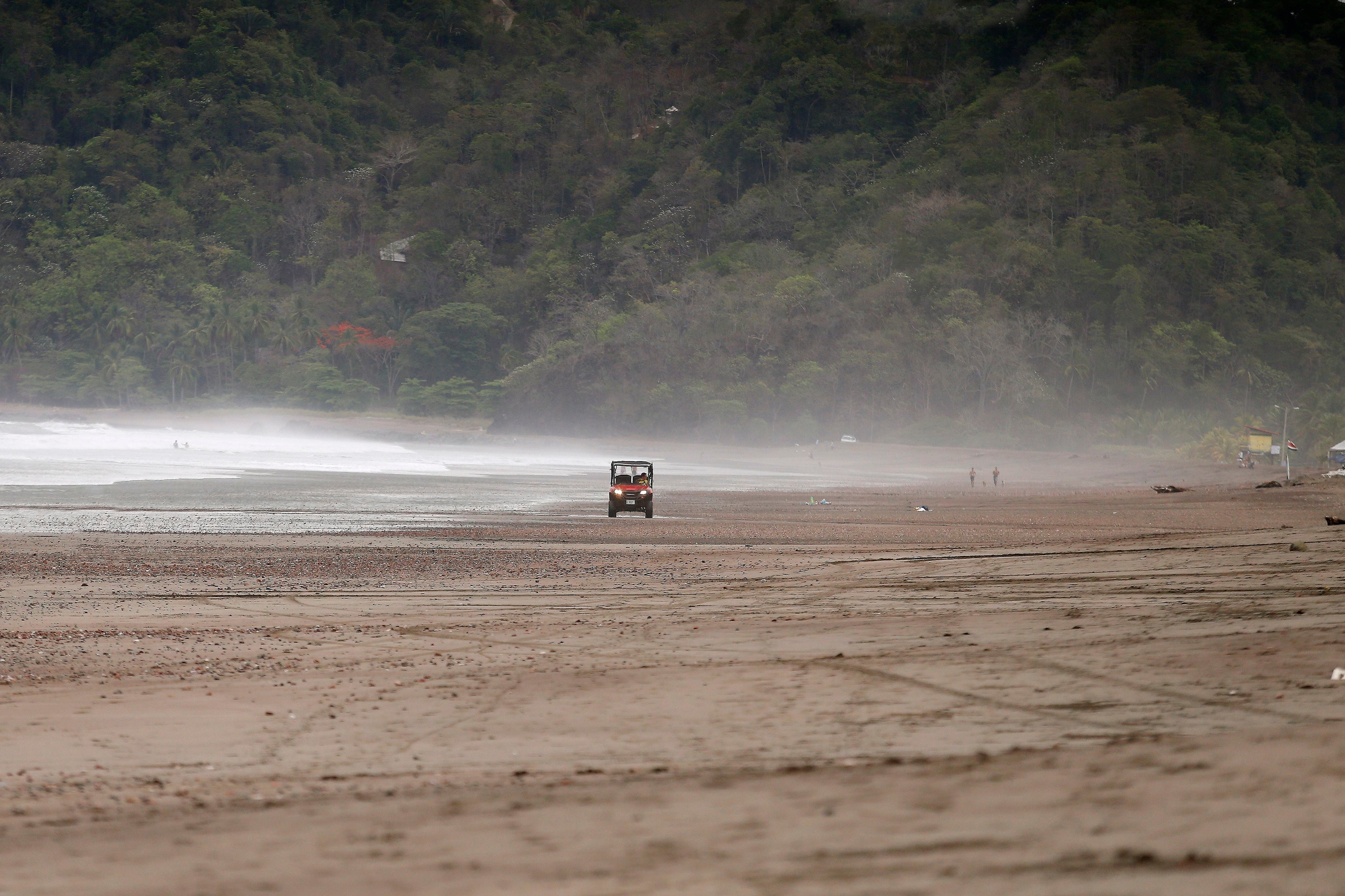 Cuerpo de hombre aparece flotando en playa Dominical