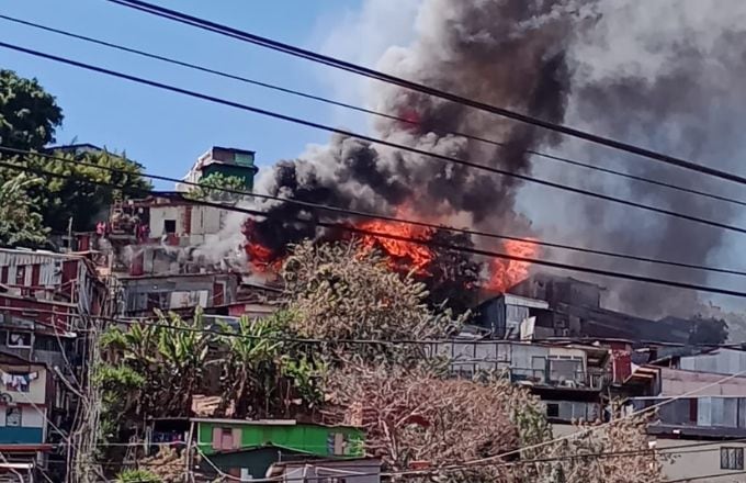 Incendio afecta varias viviendas en Curridabat. Cortesia: Bomberos