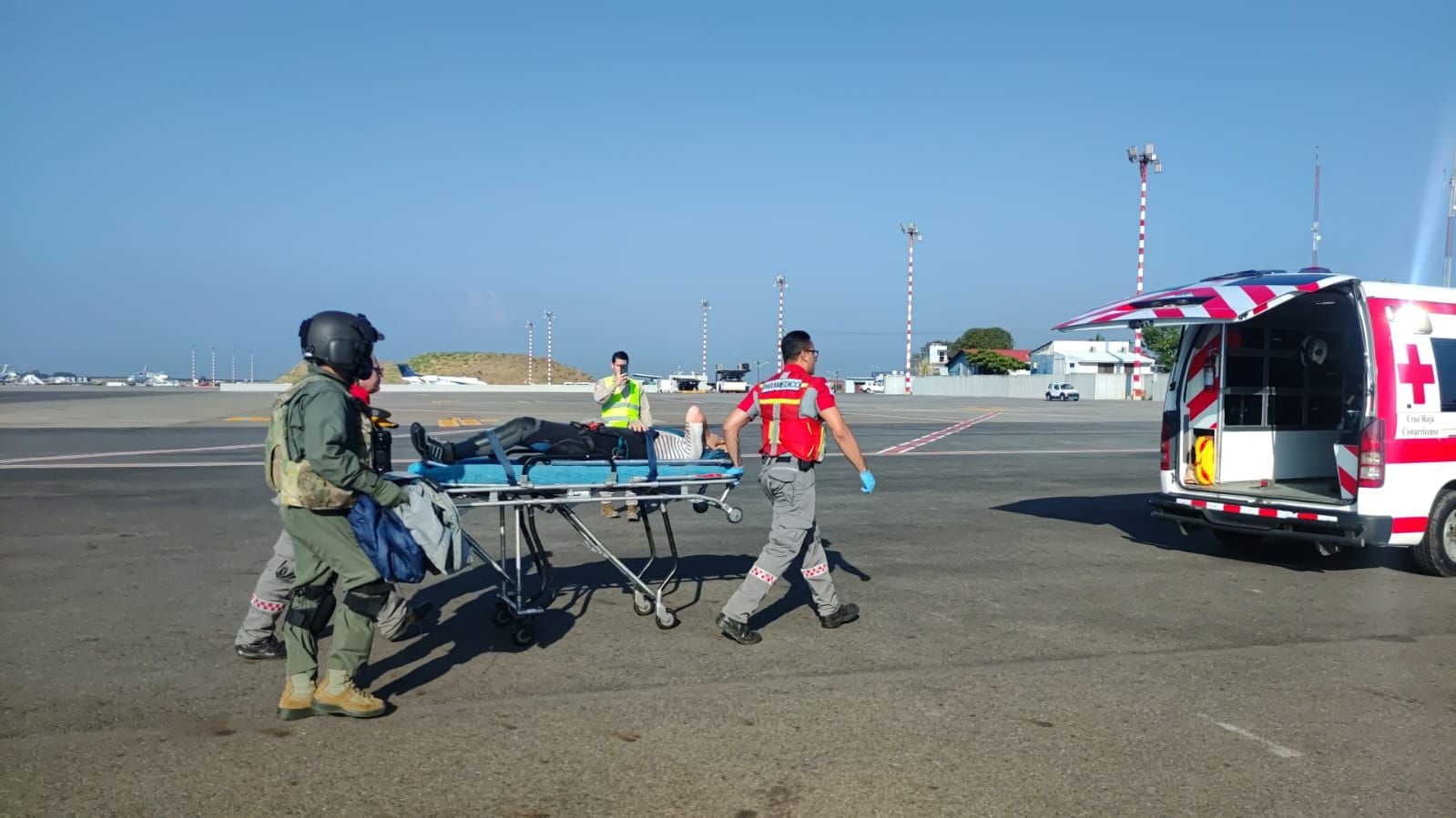 En pocos minutos la turista española abordó la ambulancia de la Cruz Roja y fue trasladada a un centro médico, donde se le realizó la valoración correspondiente. 