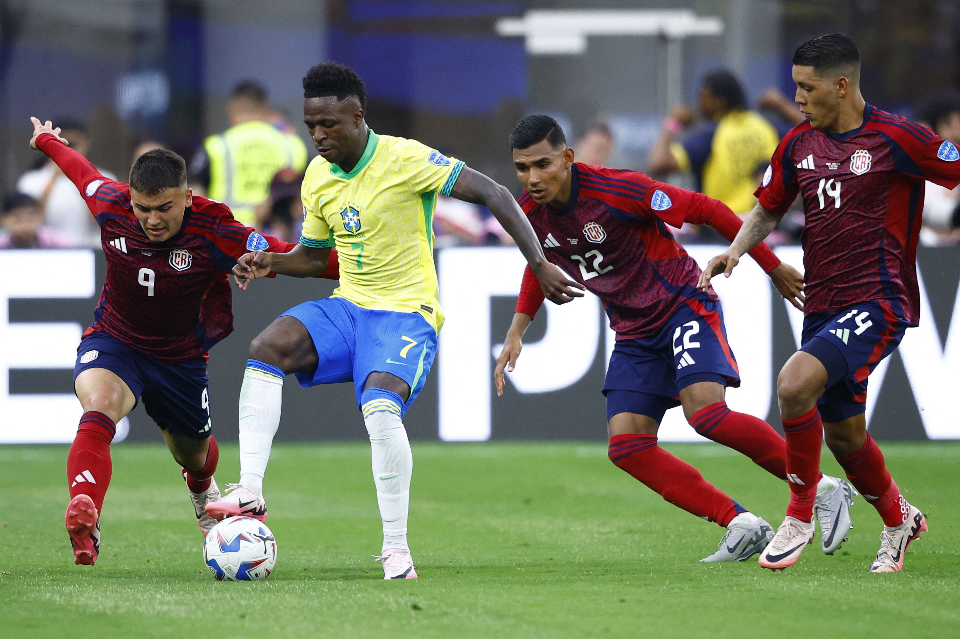 La estrella de Brasil Vinicius Junior (amarillo) sintió la marca ferrea de los jugadores de la Selección de Costa Rica. Manfred Ugalde (9), Haxzel Quirós (22) y Orlando Galo (14) se multiplicaron para frenar a Vini. 