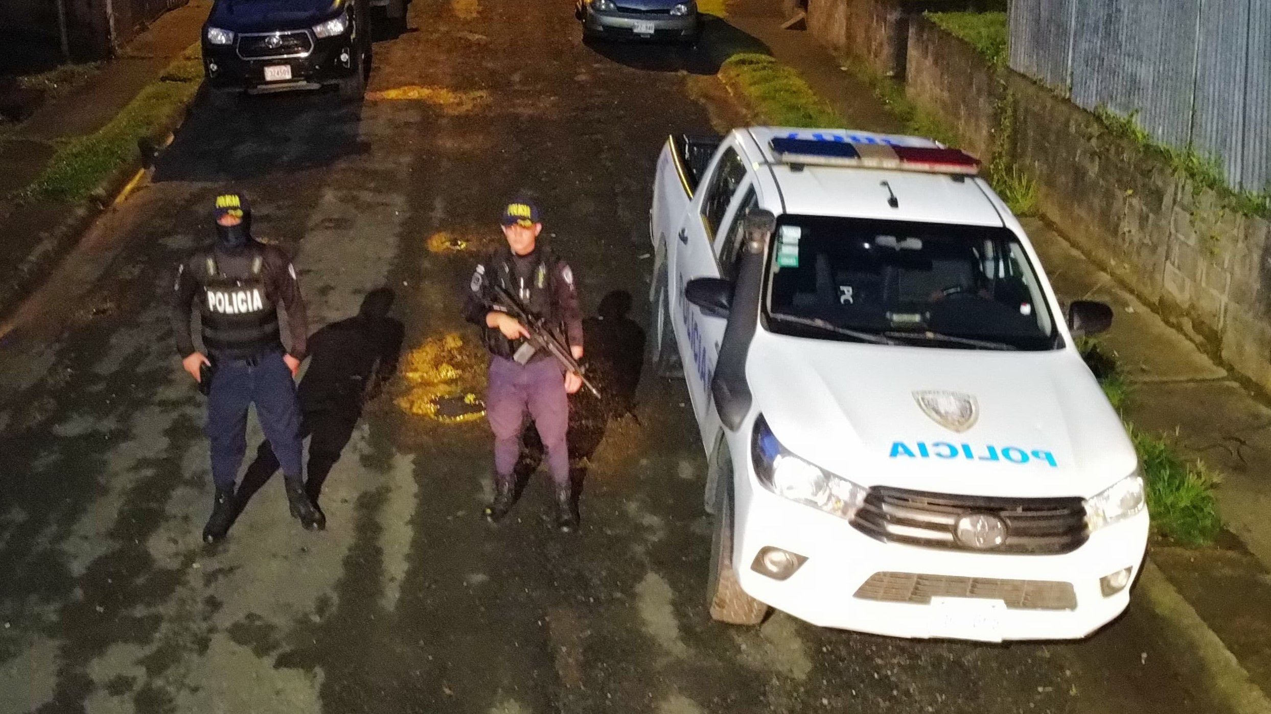 Agentes del OIJ detuvieron, la madrugada de este jueves, a tres hombres relacionados con una banda criminal en Limón. Foto: Reiner Montero, corresponsal GN. 