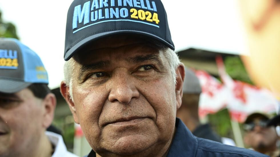 José Raúl Mulino tuvo que substuir a Ricardo Martinelli como candidato a la presidencia debido a que Martinelli se encuentra refugiado en la embajada de Nicaragua, acusado de lavado de dinero. 