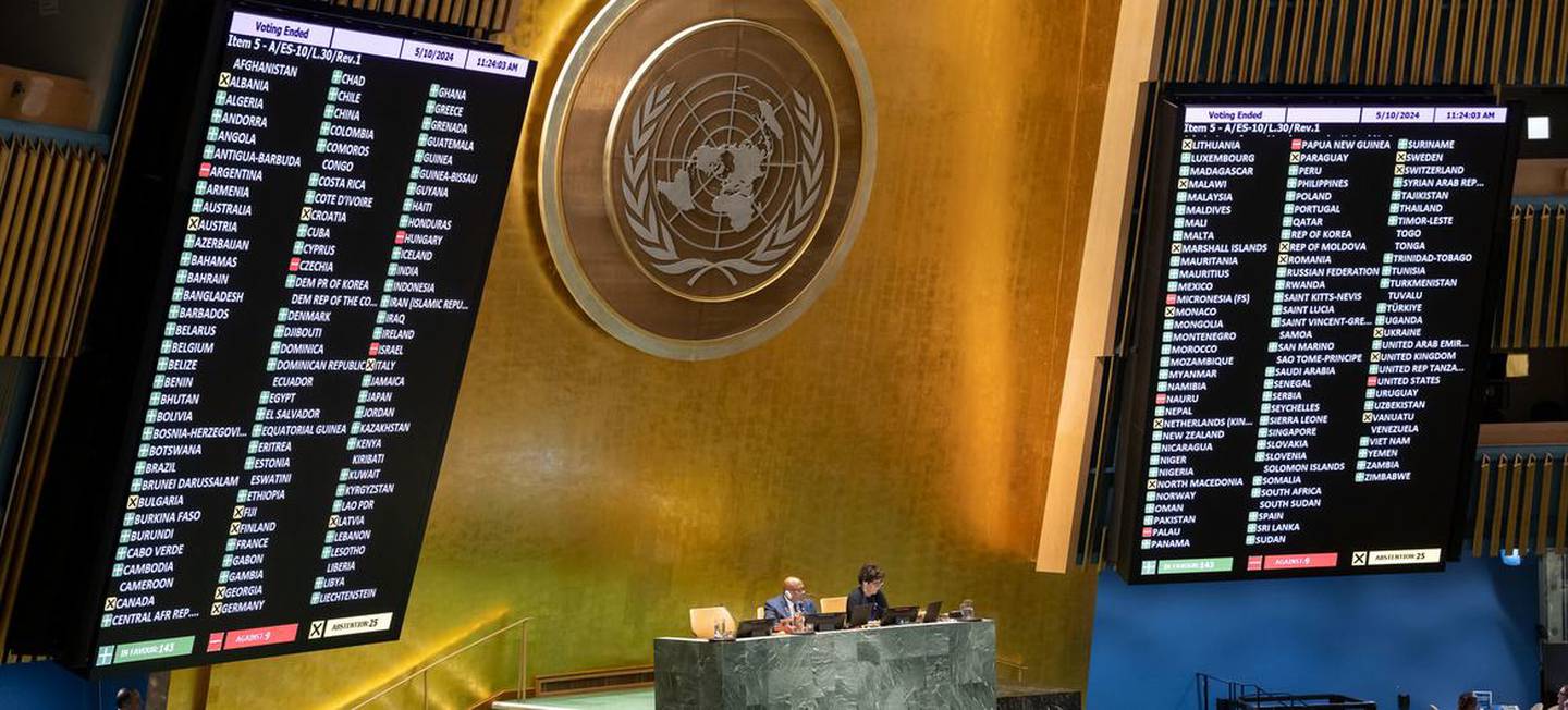 Costa Rica vota a favor de la adhesión de Palestina a la ONU. La decisión, destacada como el sexto voto en la columna central de la pantalla izquierda, fue capturada en una fotografía tomada en la ONU.