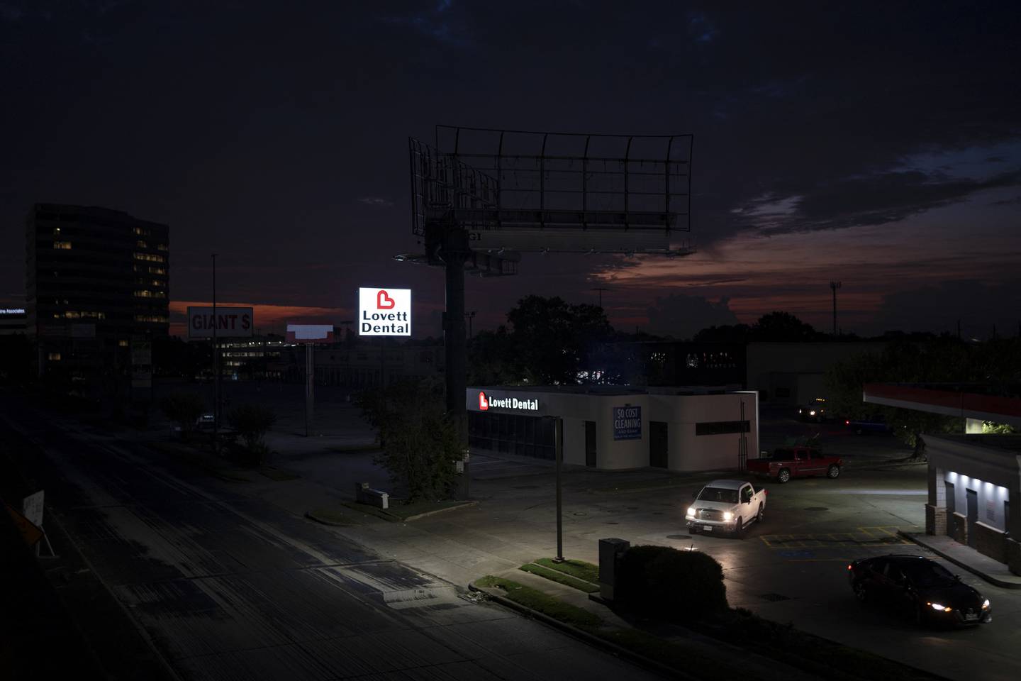 Casi un millón de usuarios en Houston siguen sin energía tras el paso del huracán Beryl.