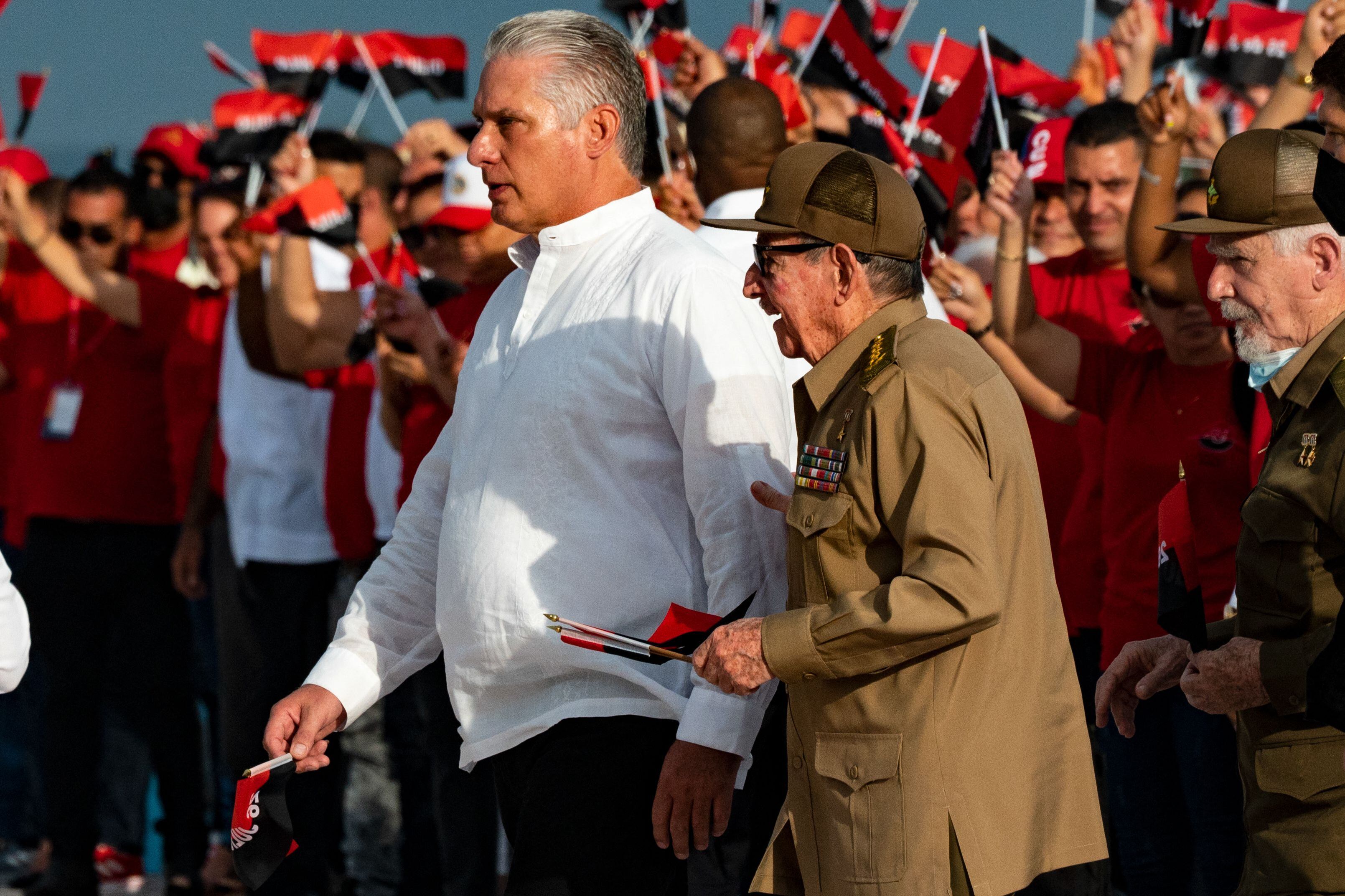 El presidente cubano Miguel Díaz-Canel (izquierda) y el expresidente Raúl Castro (derecha) asisten a las celebraciones por el 69 aniversario del asalto al Cuartel Moncada en Cienfuegos, Cuba en 2022.