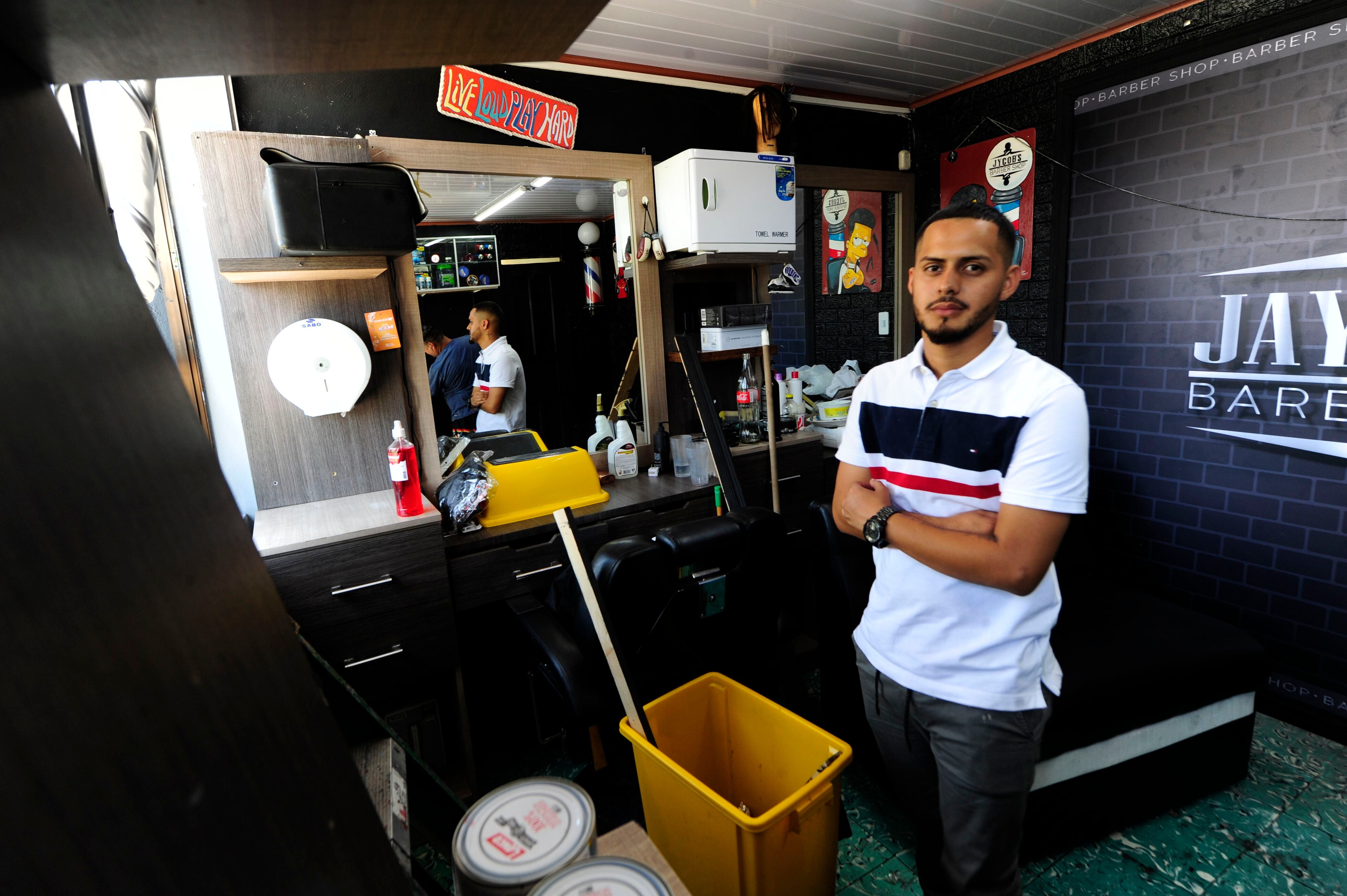 Mayon Sevilla está muy feliz por la ayuda que ha recibido. Espera poder abrir su barbería  Jaycob’s Barber Shop este sábado.
