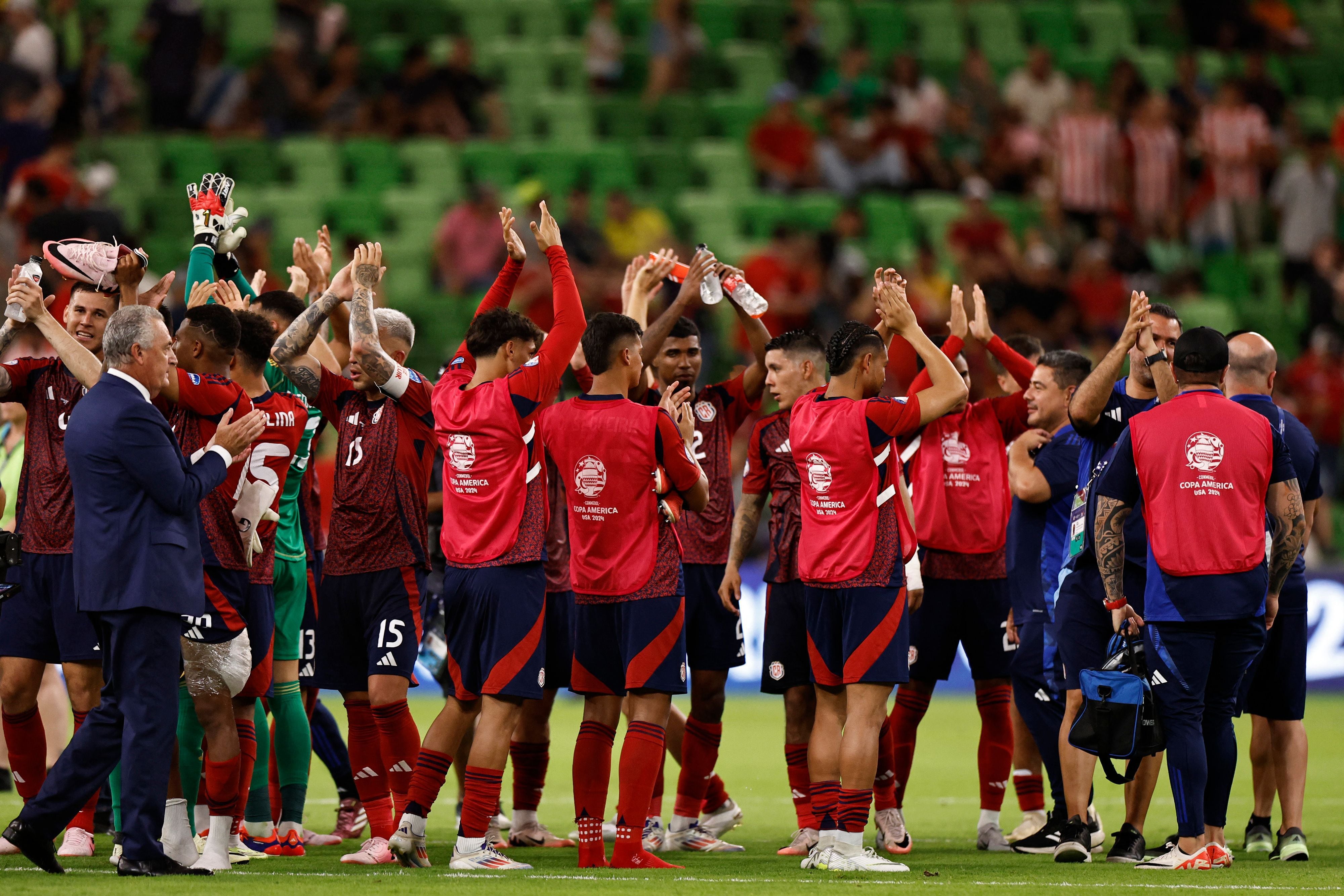 Gustavo Alfaro se acercó a aplaudir a los integrantes de la Selección de Costa Rica después de la victoria contra Paraguay.