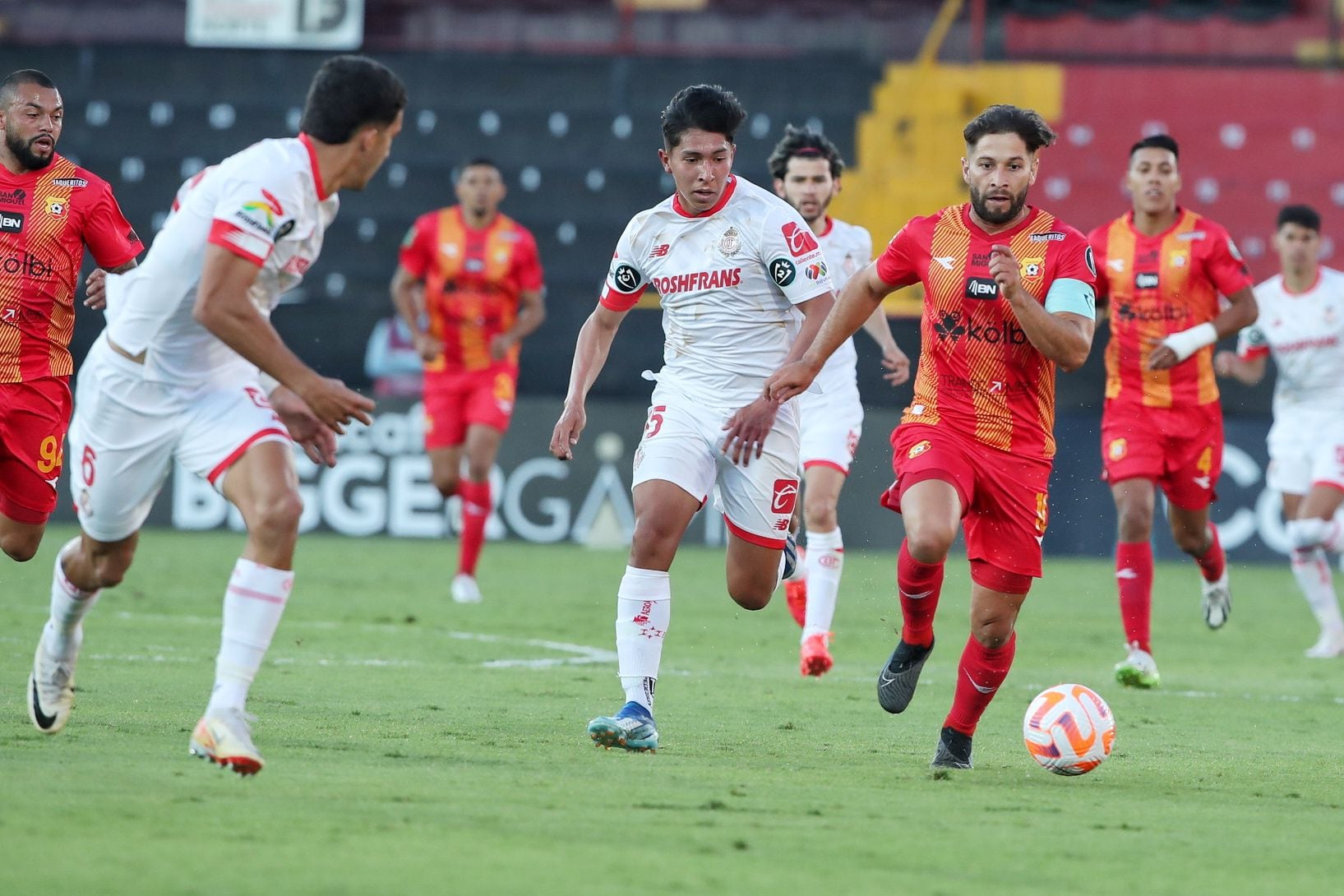 Elías Aguilar conduce el balón ante la marca de los jugadores del Toluca Jesús Piñuelas y Tomas Belmonte (5). Herediano perdió 1-2 por la Concacaf Liga de Campeones. 