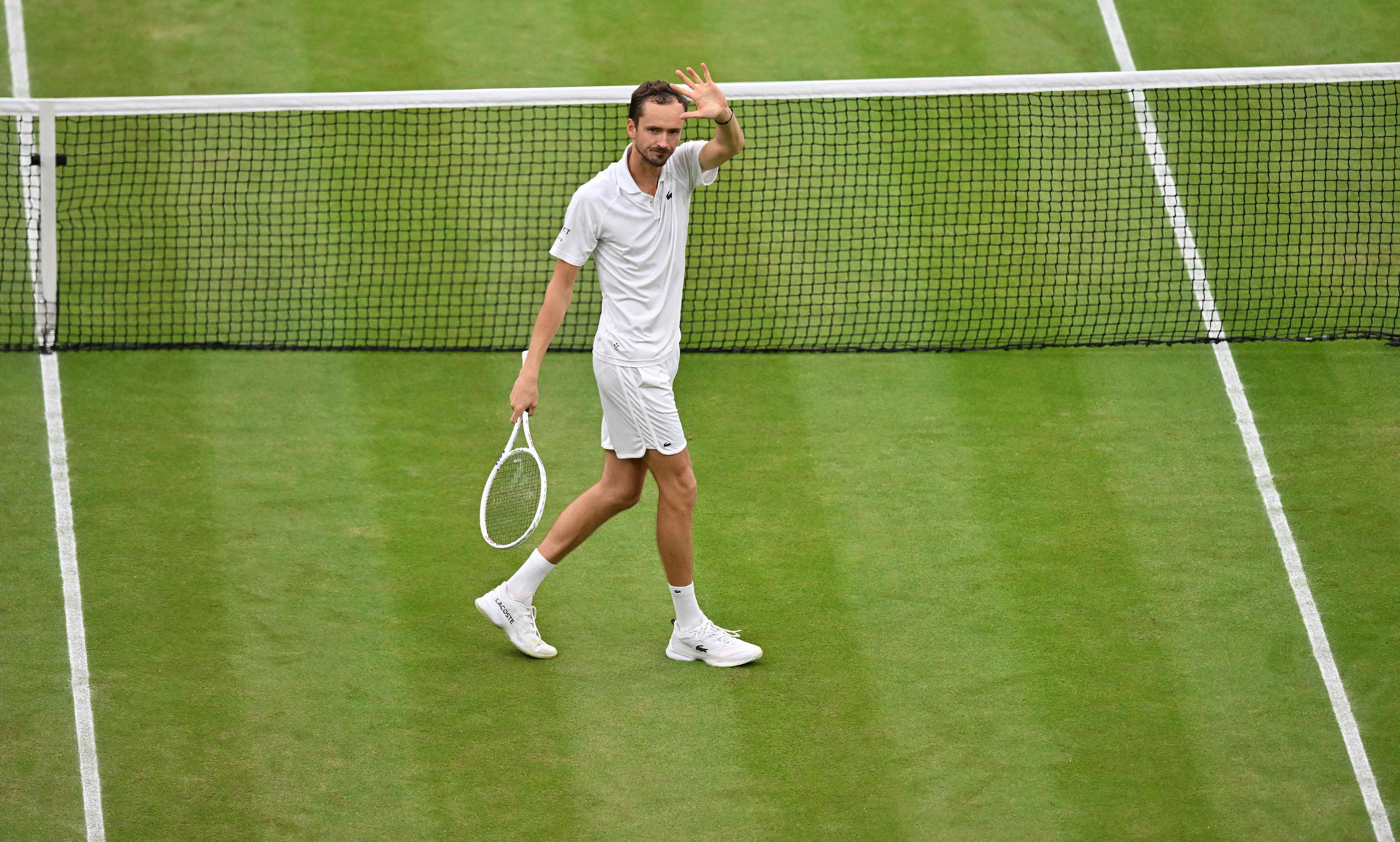 El ruso Daniil Medvedev reacciona luego de vencer al italiano Jannik Sinner en los cuartos de final de Wimbledon. 