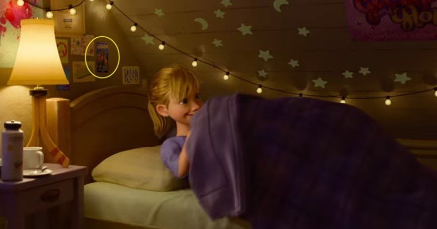 En el cuarto de Riley se aparece la primera referencia a otra película de Pixar.