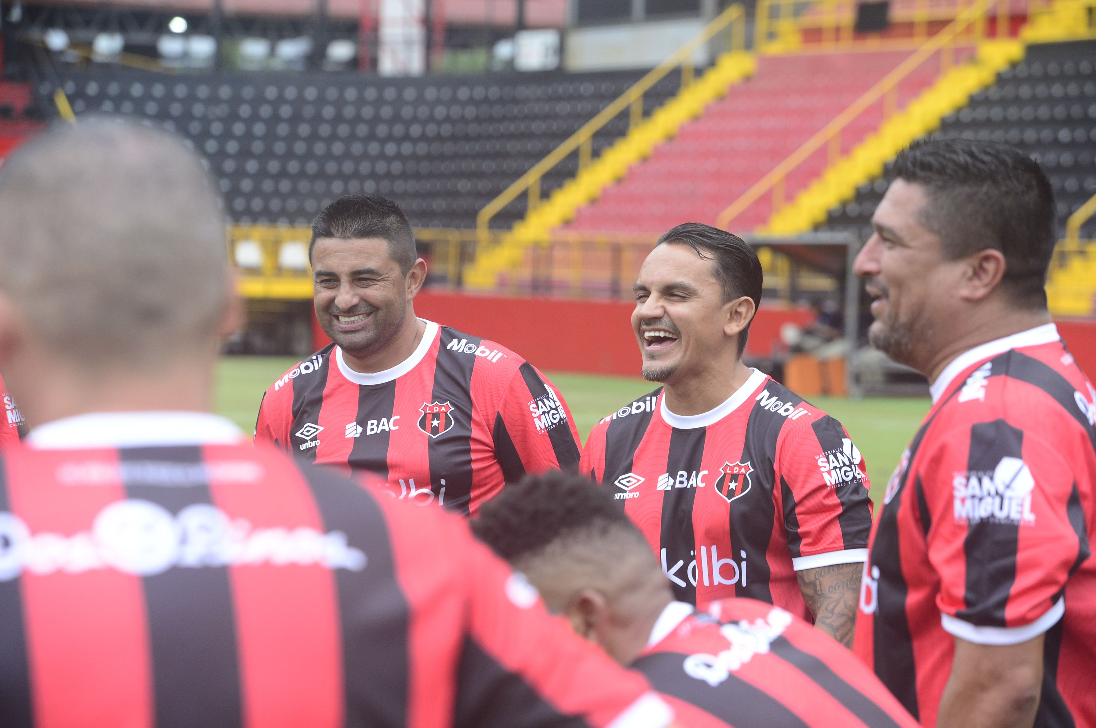 Carlos Hernández, Kevin Sancho y Cristian Oviedo evidencian que las sonrisas entre las leyendas de Liga Deportiva Alajuelense fueron la tónica en el Día del Liguismo.