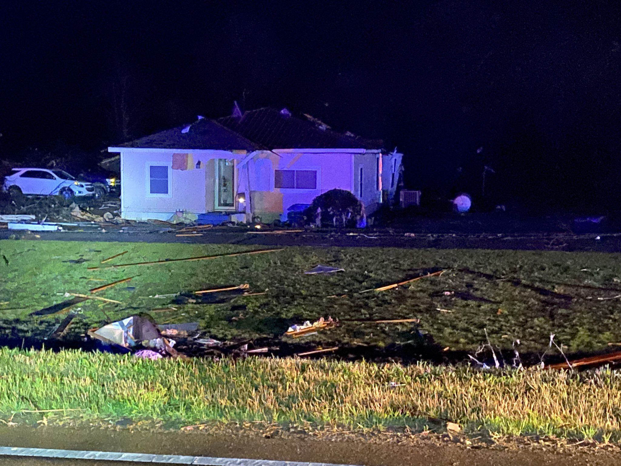 Una casa dañada cerca de Silver City, Misisipi, luego de que un tornado azotara el área arrancando techos y arrasando vecindarios, dijeron funcionarios y residentes este sábado. 