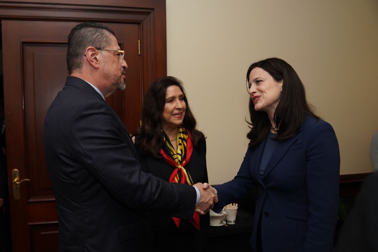 El presidente de la República, Rodrigo Chaves, saluda a la asesora presidencial estadounidense, Anne Neuberger (der.), en presencia de la embajadora norteamericana en Costa Rica, Cynthia A. Telles.