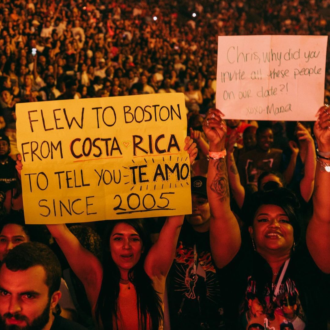 La fan que viajó desde Costa Rica hasta Boston para mostrar su mensaje de amor a Chris Brown durante el concierto.