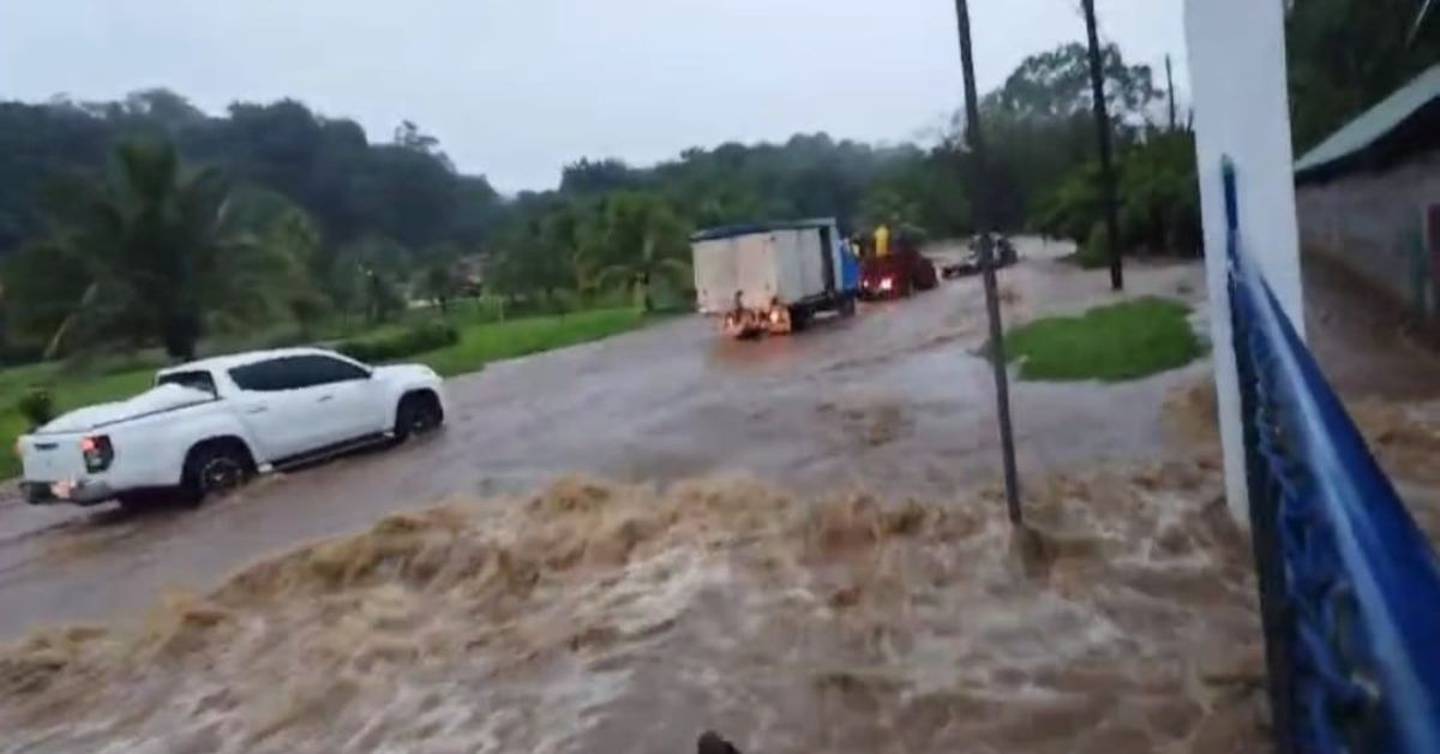 Se reportan viviendas anegadas, caída de objetos sobre las casas y vehículos atrapados por las fuertes lluvias. (Foto: suministrada por Edgar Chinchilla, corresponsal GN)