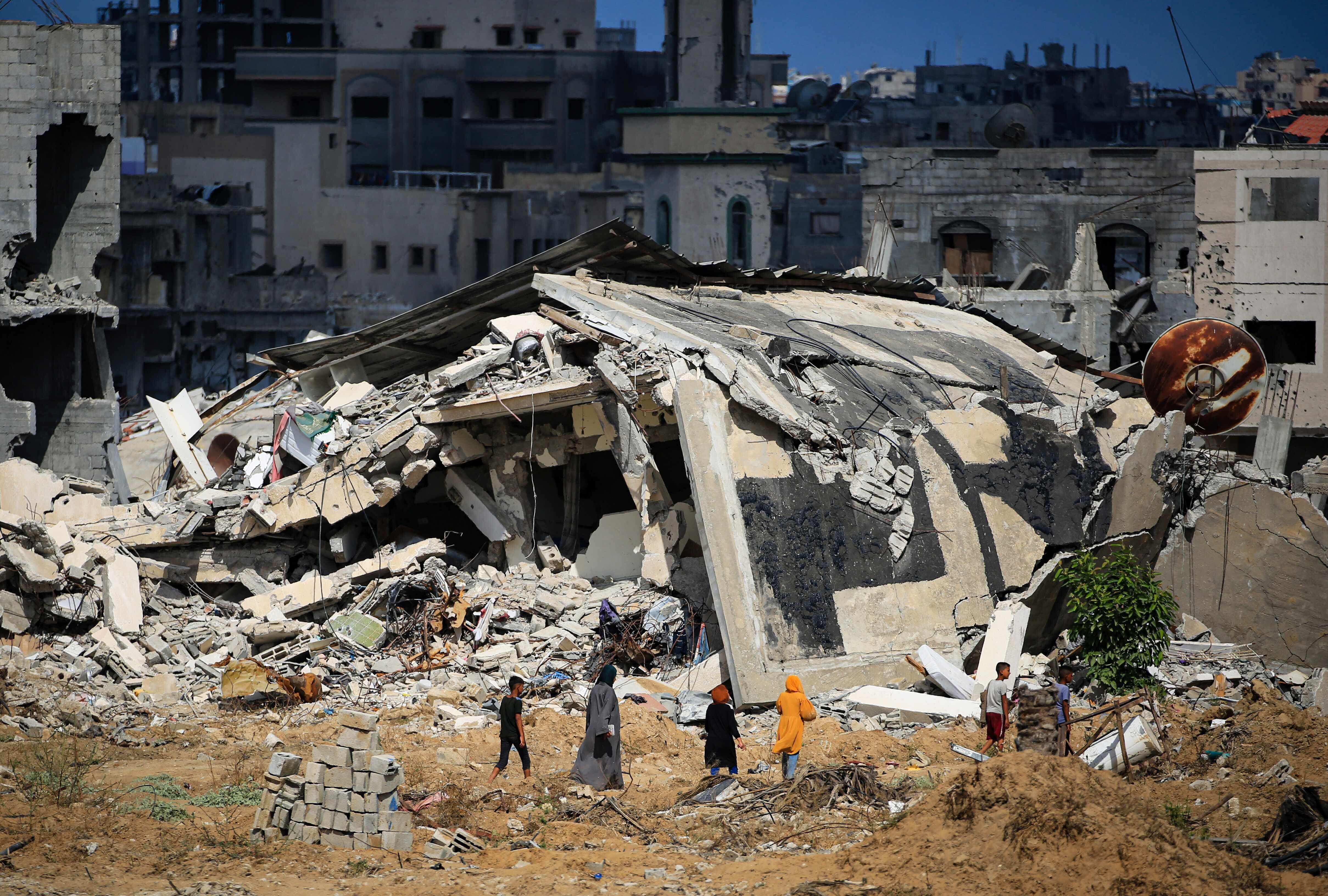 Bombardeos israelíes y combates con Hamás obligan a miles a huir
