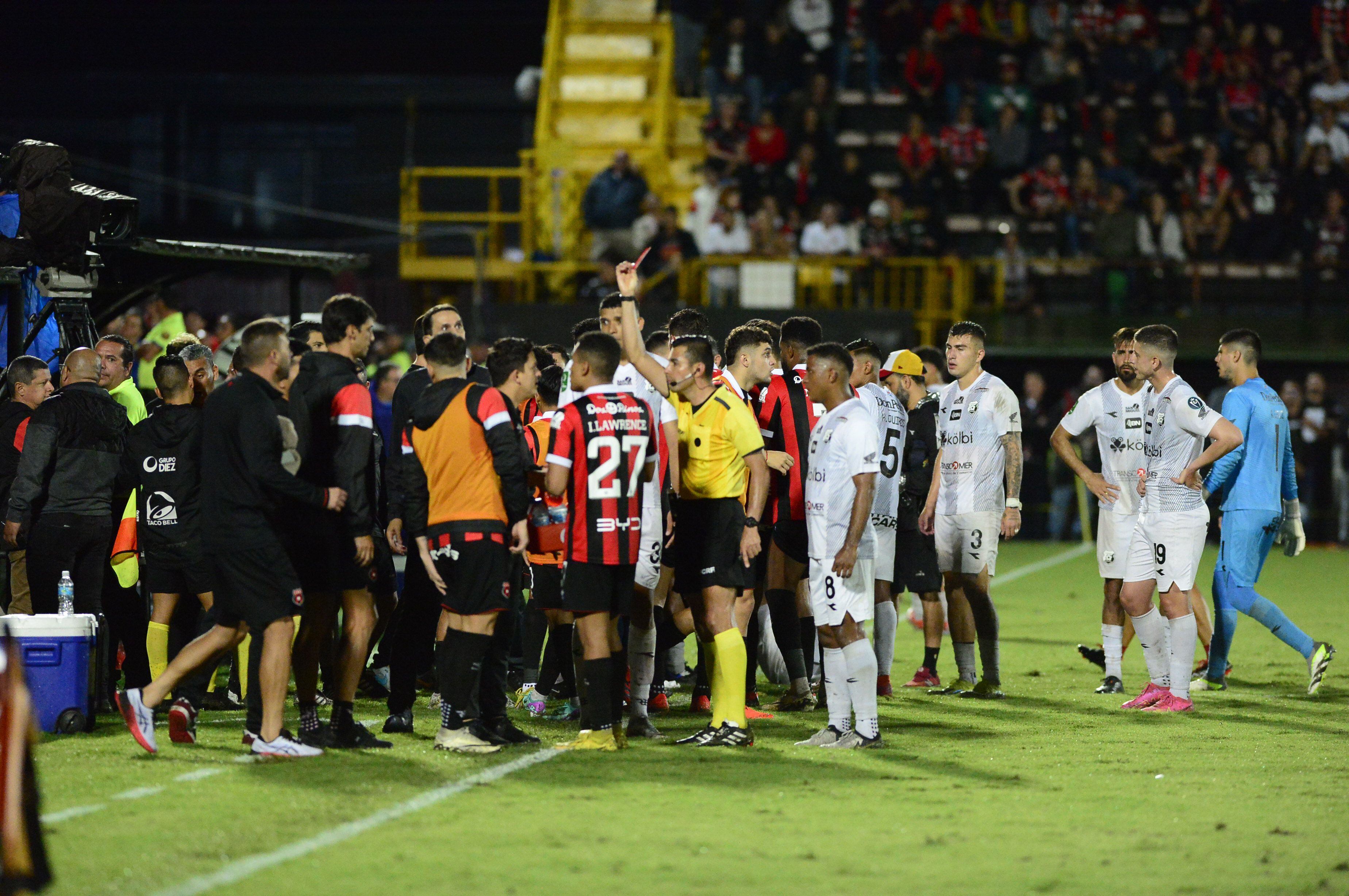 Orlando Galo le hizo ver al árbitro Adrián Chinchilla que desde las gradas le lanzaron algo que le pegó en la frente en el partido entre Liga Deportiva Alajuelense y Herediano.