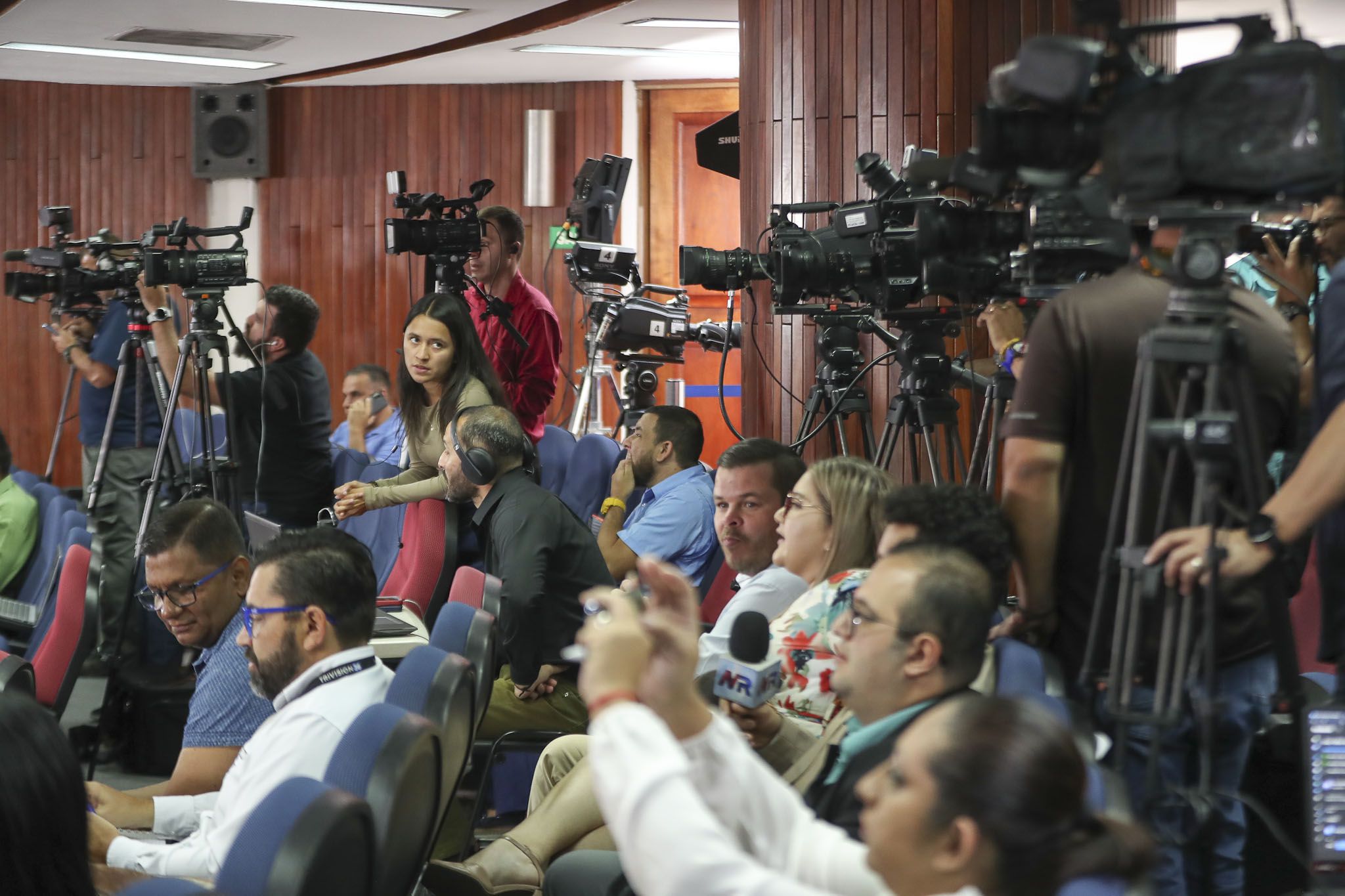 Fotografías de las conferencias de prensa semanales organizadas por Casa Presidencial.