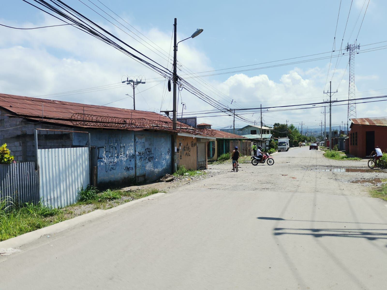 En esta vía pública entre barrio El Progreso y la ciudadela Manuel Mora, Barranca, el OIJ realizó una reinspección del sitio donde en la madrugada mataron al nicaragüense Jacson Aguilera,  de 41 años. Foto: Andreś Garita.