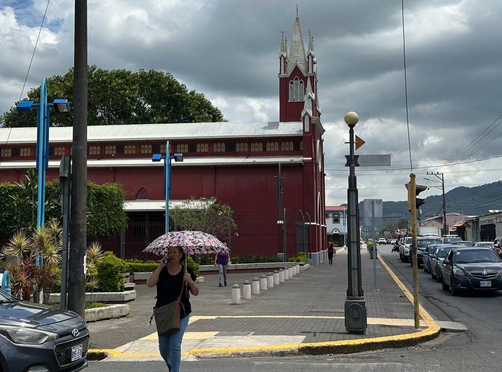 En barrio María Auxiliadora de Cartago, la mañana estuvo bochornosa este jueves. Al debilitarse las ondas tropicales, el tiempo muestra menos actividad lluviosa.Foto: Rafael Pacheco G.