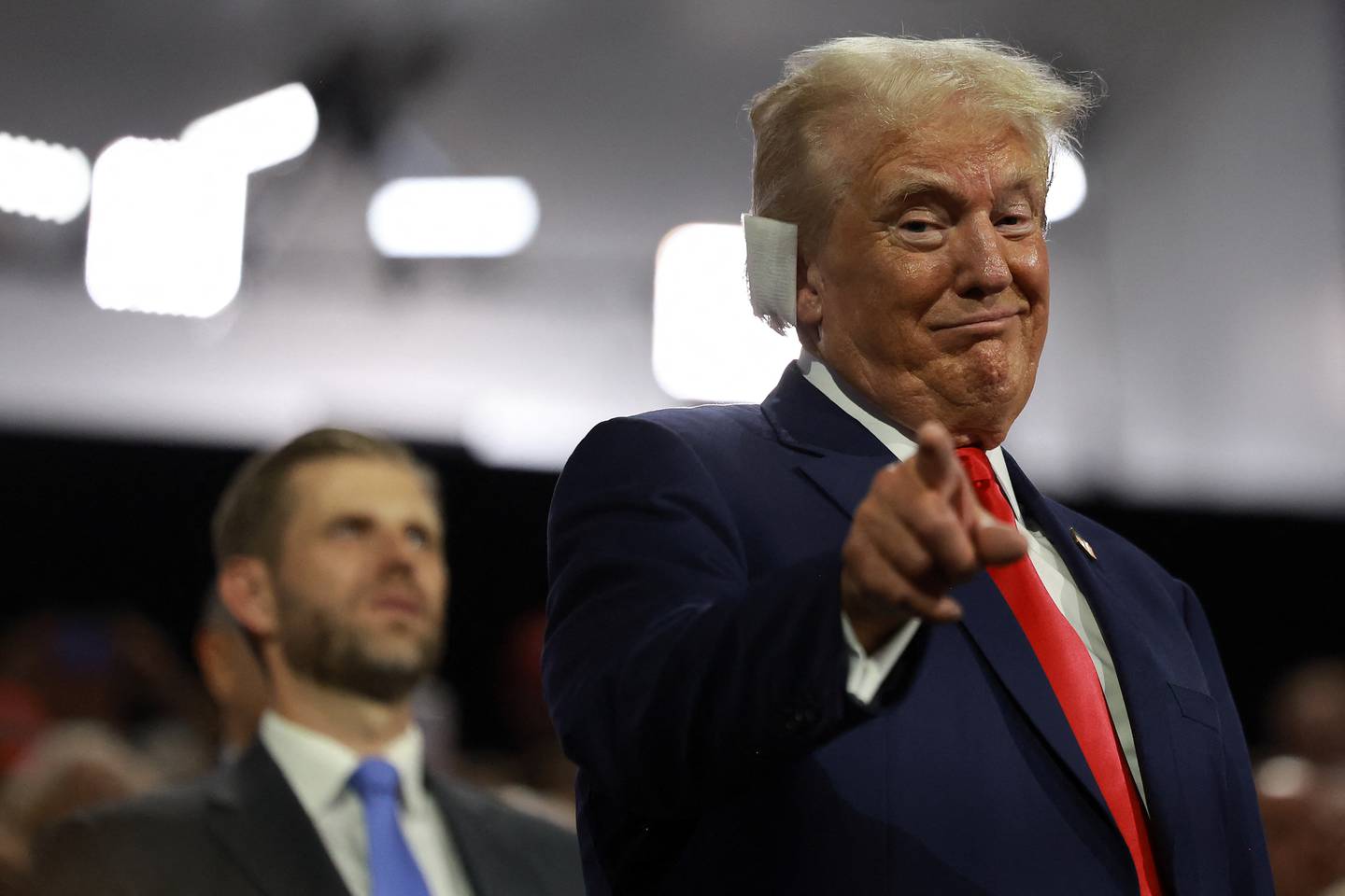 El candidato Donald Trump llegó este lunes a la convención republicana en Milwaukee con la oreja derecha vendada, después del atentado. Foto: AFP