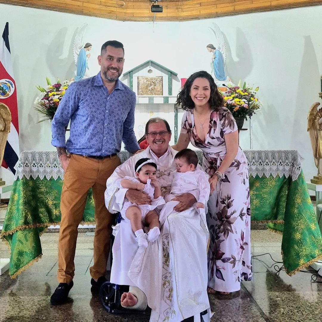 Lussania Víquez conmemoró el bautizo de sus hijos Antonella y Alessandro.