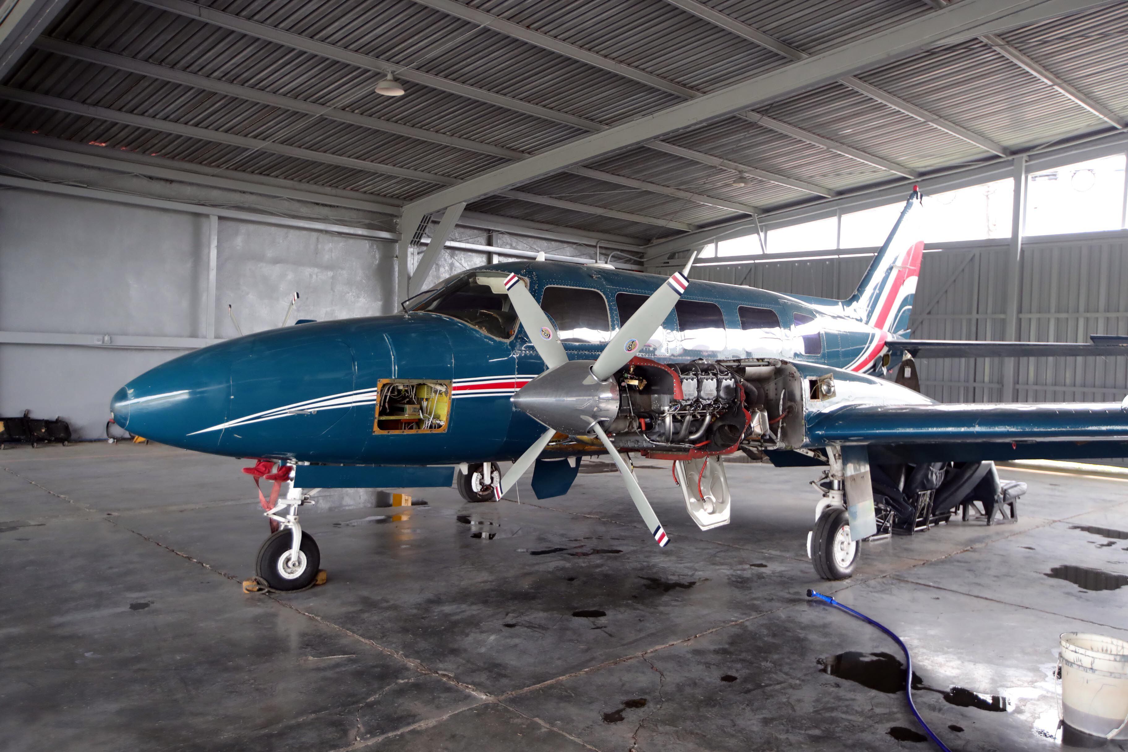 Algunas de las aeronaves dañadas están en los hangares del Servicio de Vigilancia Aérea en el aeropuerto Tobías Bolaños, Pavas.  Foto: 