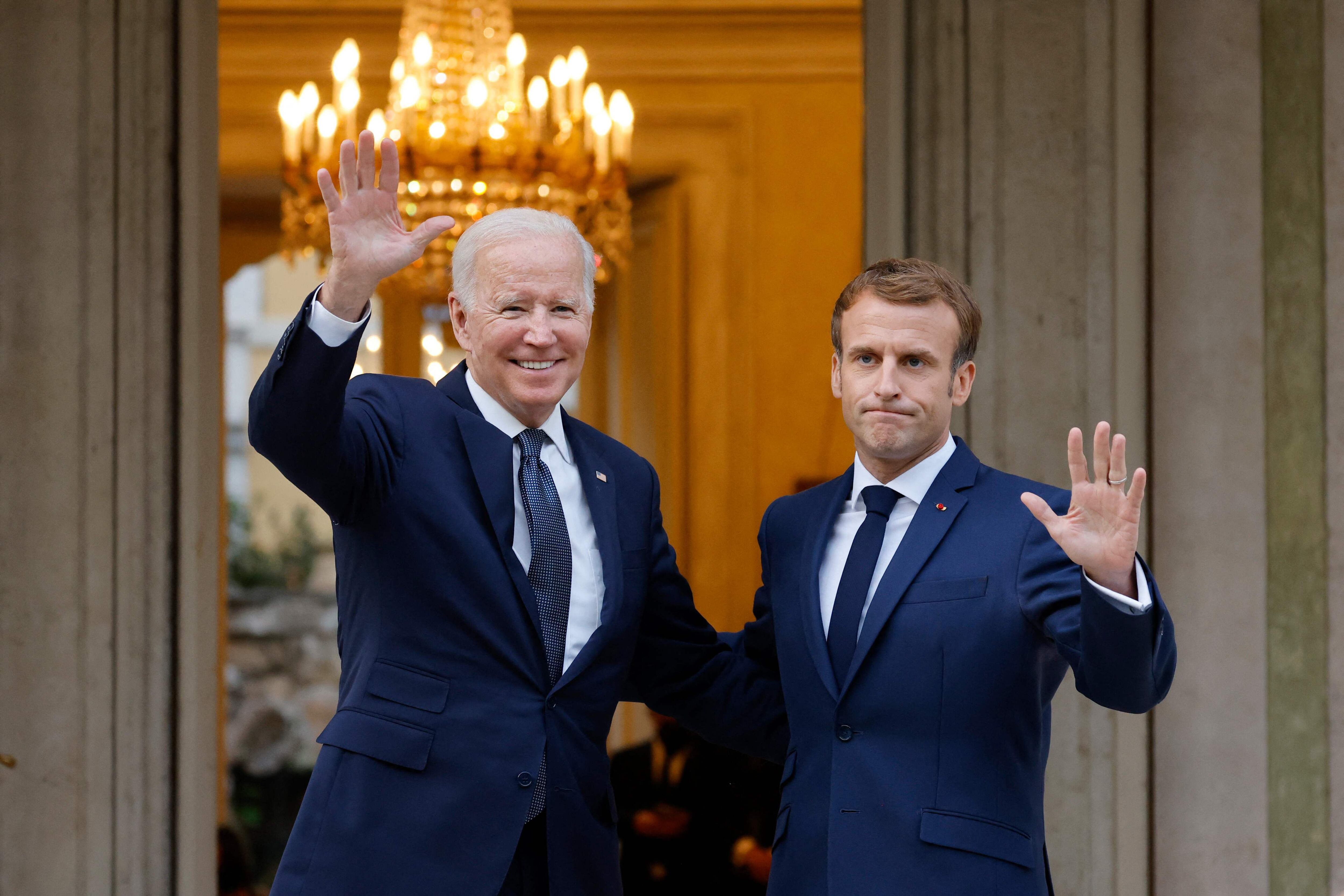 Emmanuel Macron, presidente de Francia, y Joe Biden, presidente de los Estados Unidos, sostienen conversaciones con frecuencia. (Foto: Ludovic MARIN / AFP)
