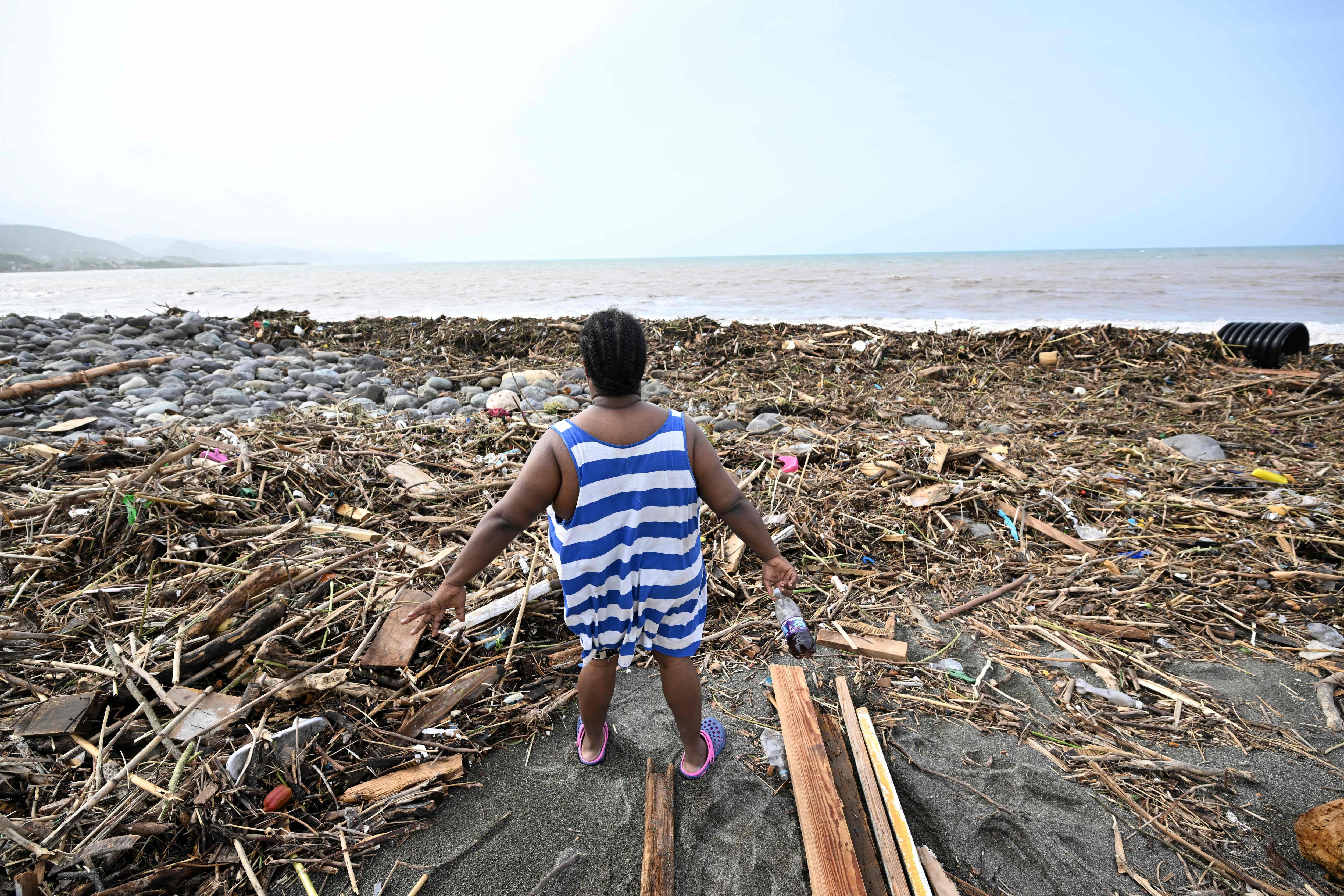 Según los científicos, el huracán Beryl es un fenómeno sin precedentes pero no inesperado, por ser acorde con las expectativas derivadas del calentamiento global. En la foto, playa en Bull Bay, Jamaica, después del paso del huracán Beryl el 4 de julio.