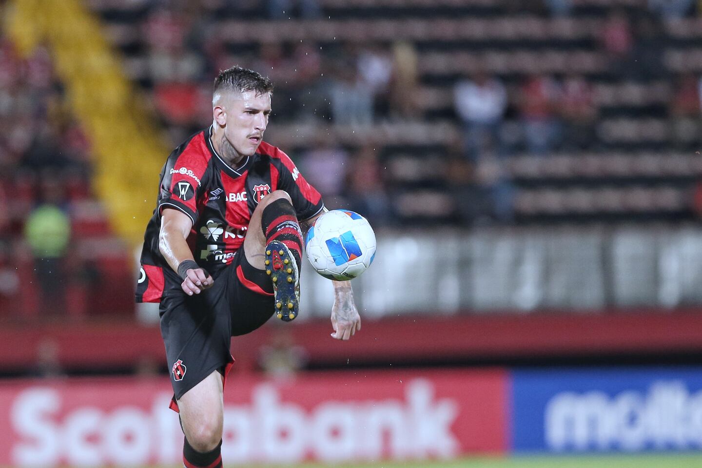 Mentira!: A Anderson Canhoto cuesta creerle que llegó a Alajuelense sin  hablar nada de español | La Nación