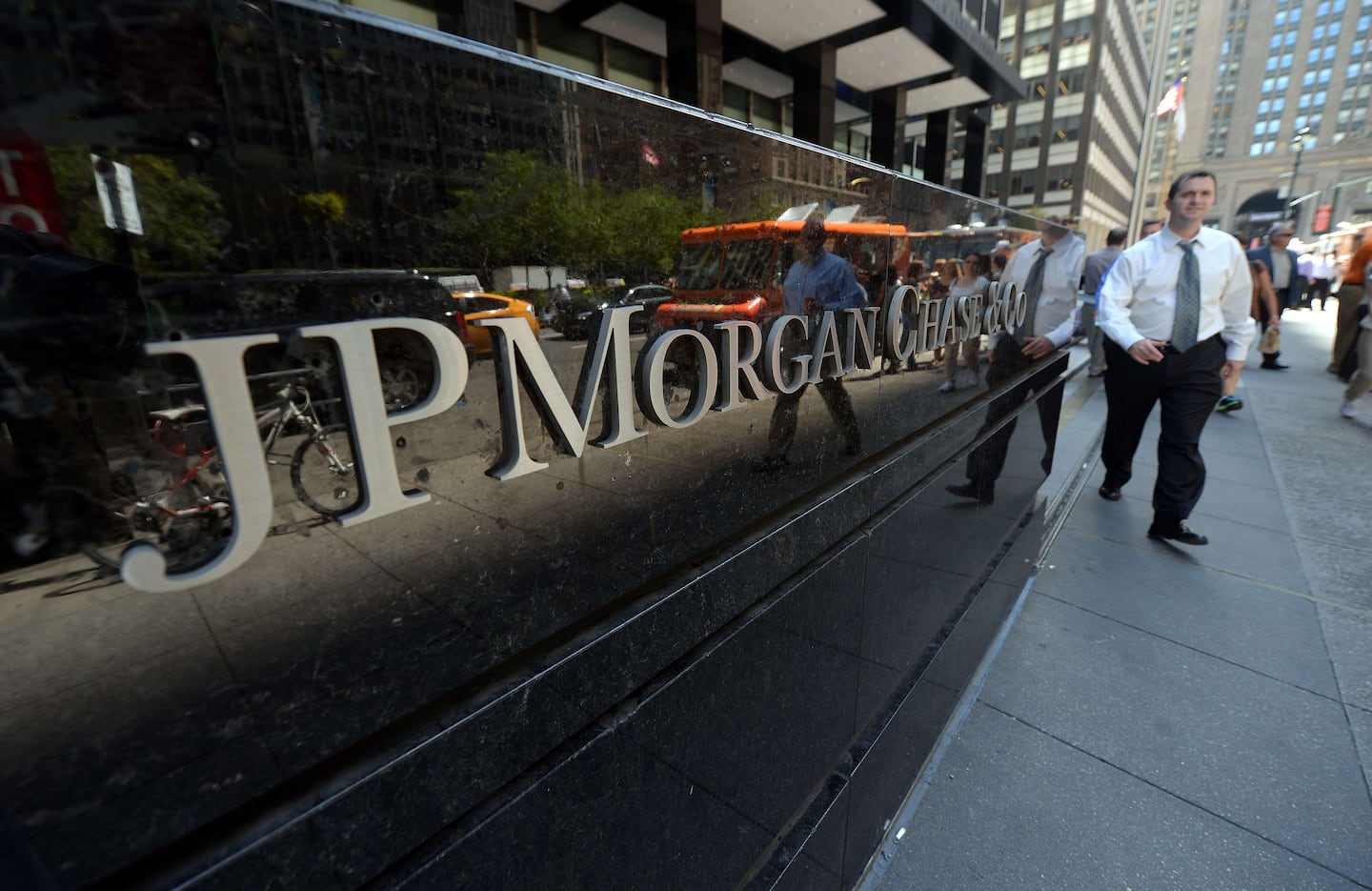 JP Morgan prevé que seguirá la reducción de tasas para apoyar crecimiento de EE.UU. y eurozona