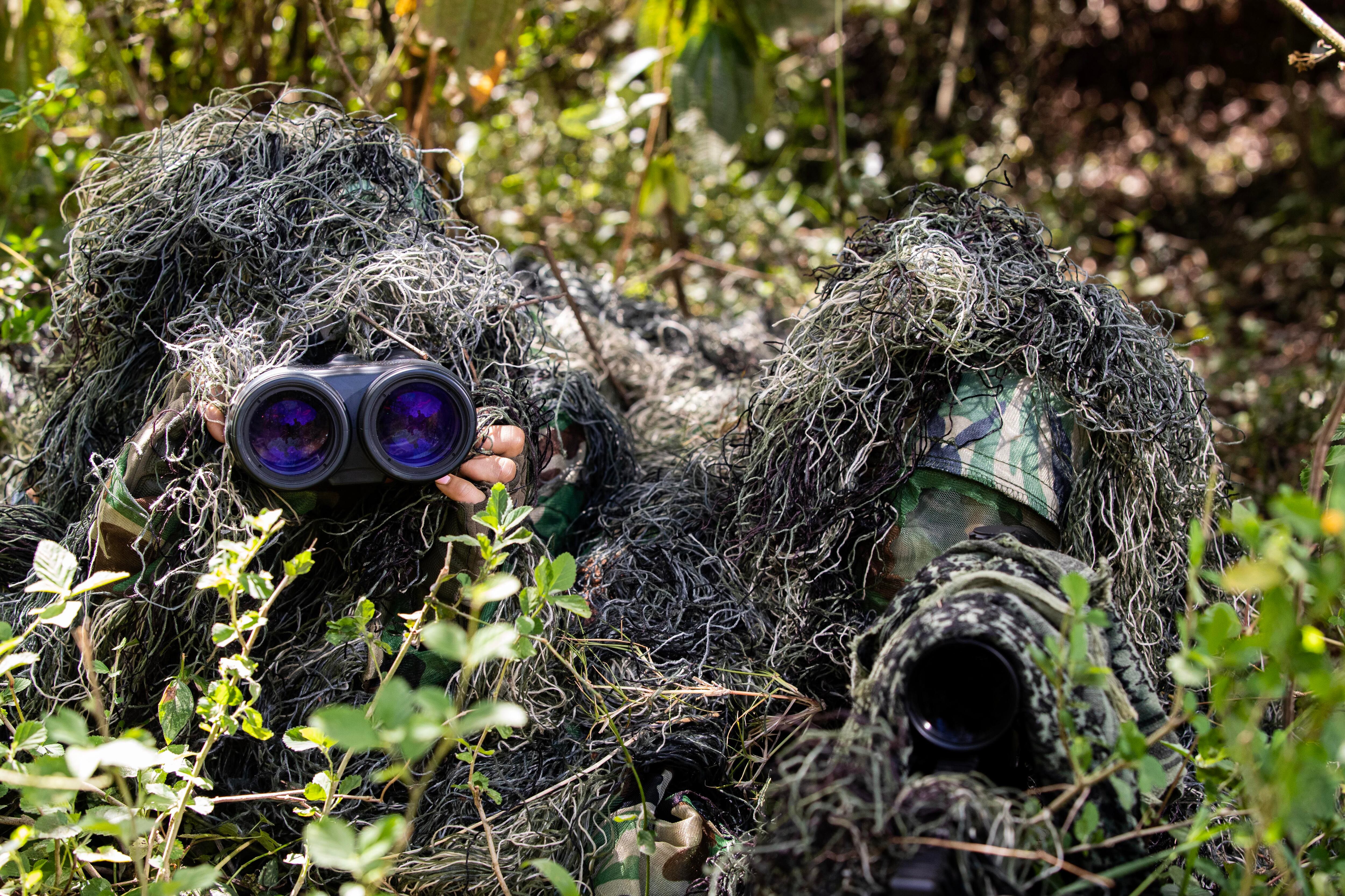 Los fusiles Sig Sauer 716 y el equipo como binoculares son infaltables para las francotiradoras costarricenses. Ellas son las responsables de las armas y todos los implementos.