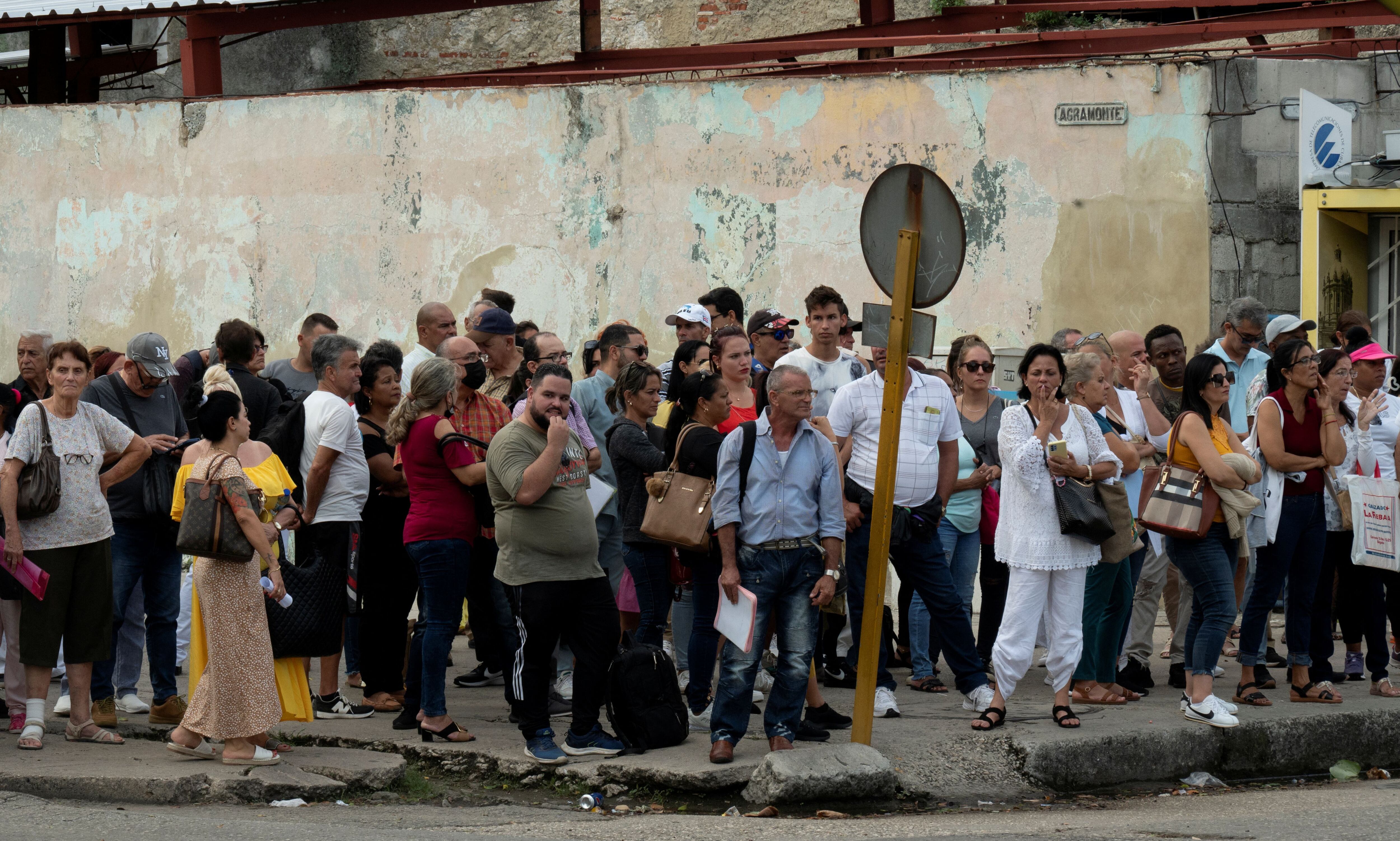 Ciudadanos cubanos transitan las calles de La Habana, enfrentando la escasez de alimentos y los cortes de electricidad en su vida diaria.