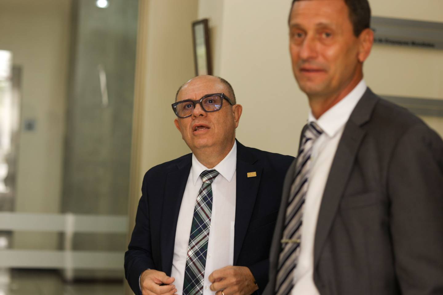 Francisco González y Gustavo Gutiérrez Espeleta, rectores de la UNA y la UCR, sí hablaron con la prensa poco antes de iniciar la primera reunión del FEES 2025, en el Micitt.  Fotografía: José Cordero