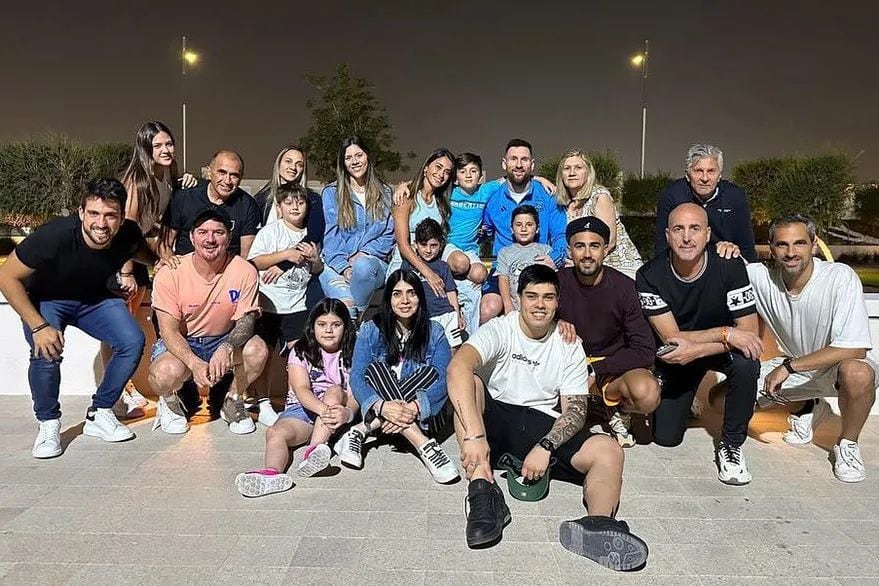 Lionel Messi compartió una foto con su familia en el primer día descanso luego de ganarle a Croacia y pasar a la final del Mundial Qatar 2022 cuyo rival se conocerá hoy tras la otra semifinal que disputarán Francia y Marruecos