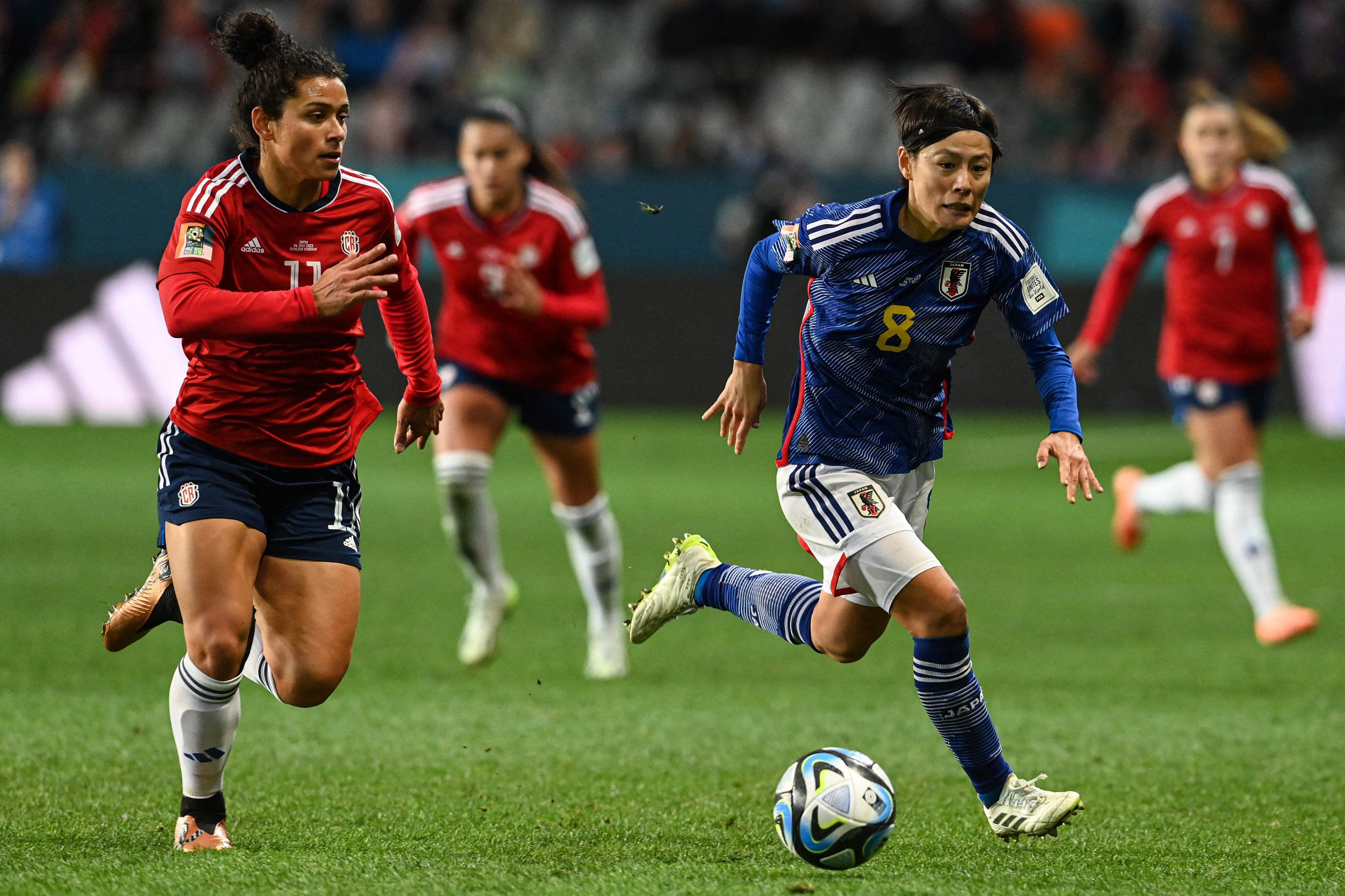 Raquel Rodríguez luchó por una pelota con la japonesa Hikaru Naomoto. 
