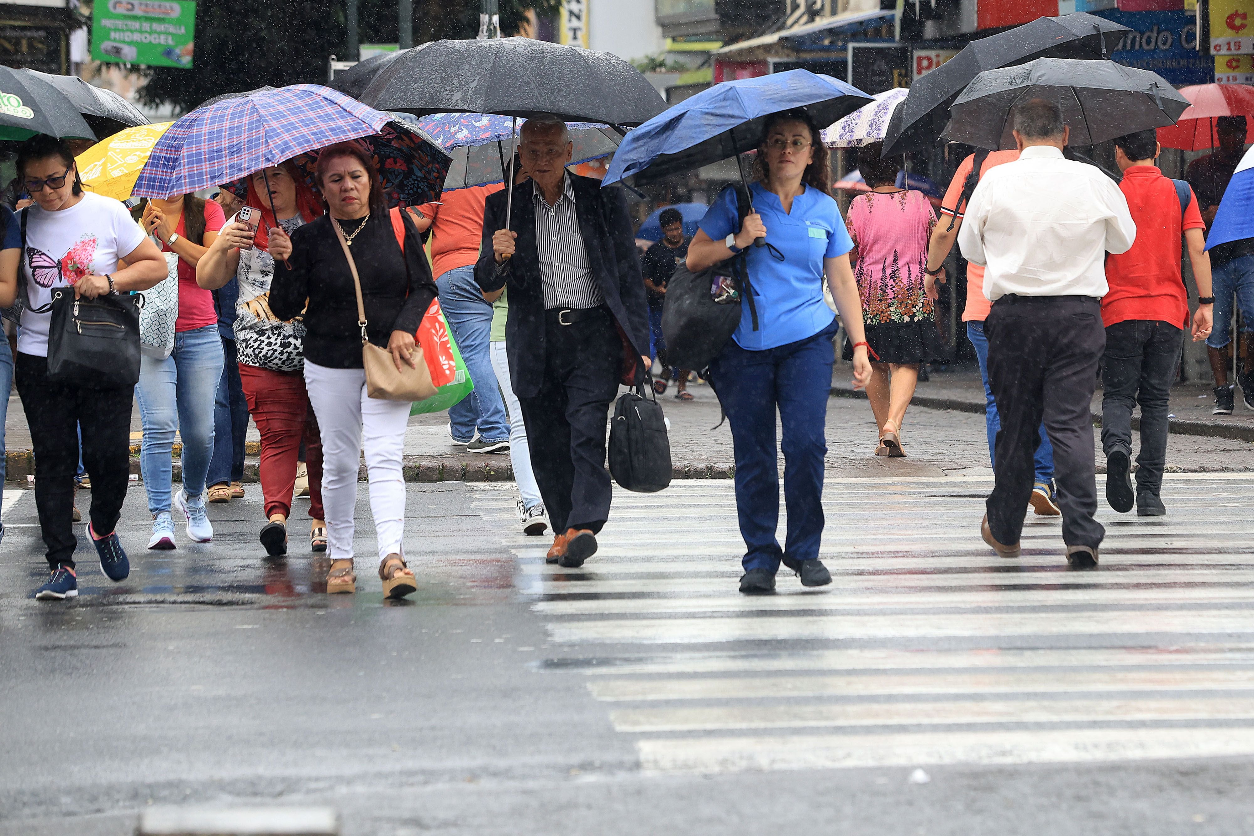 Paraguas, sombrillas y capas seguirán siendo parte de lo cotidiano, pues las precipitaciones van a seguir . Foto: 
