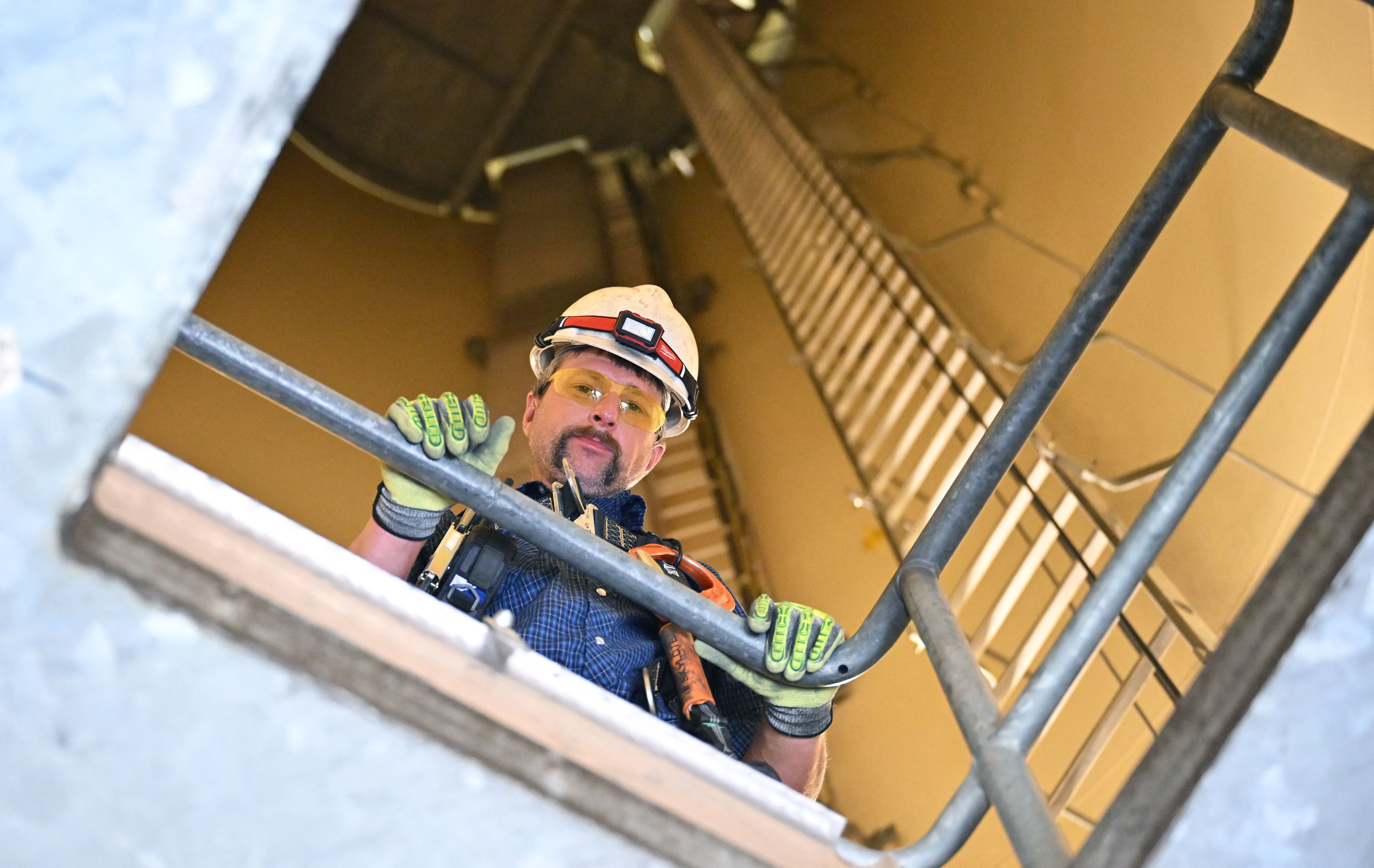 Terrill Stowe, técnico de turbinas eólicas, posa antes de subir a la cima de la turbina eólica en el campus de Mesalands Community College en Tucumcari, Nuevo México. Fotografía:
