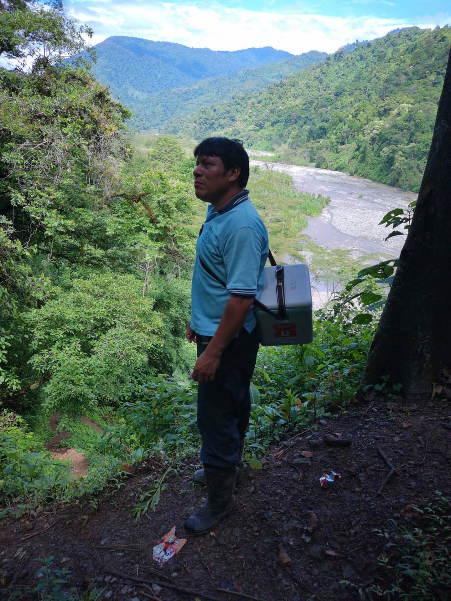 El ATAP, Edwin Herrera, junto a otros nueve asistentes técnicos de atención primaria (ATAPS) de la Caja recorren a pie la zona indígena Chirripó, que se extiende a lo largo de 96.000 hectáreas
